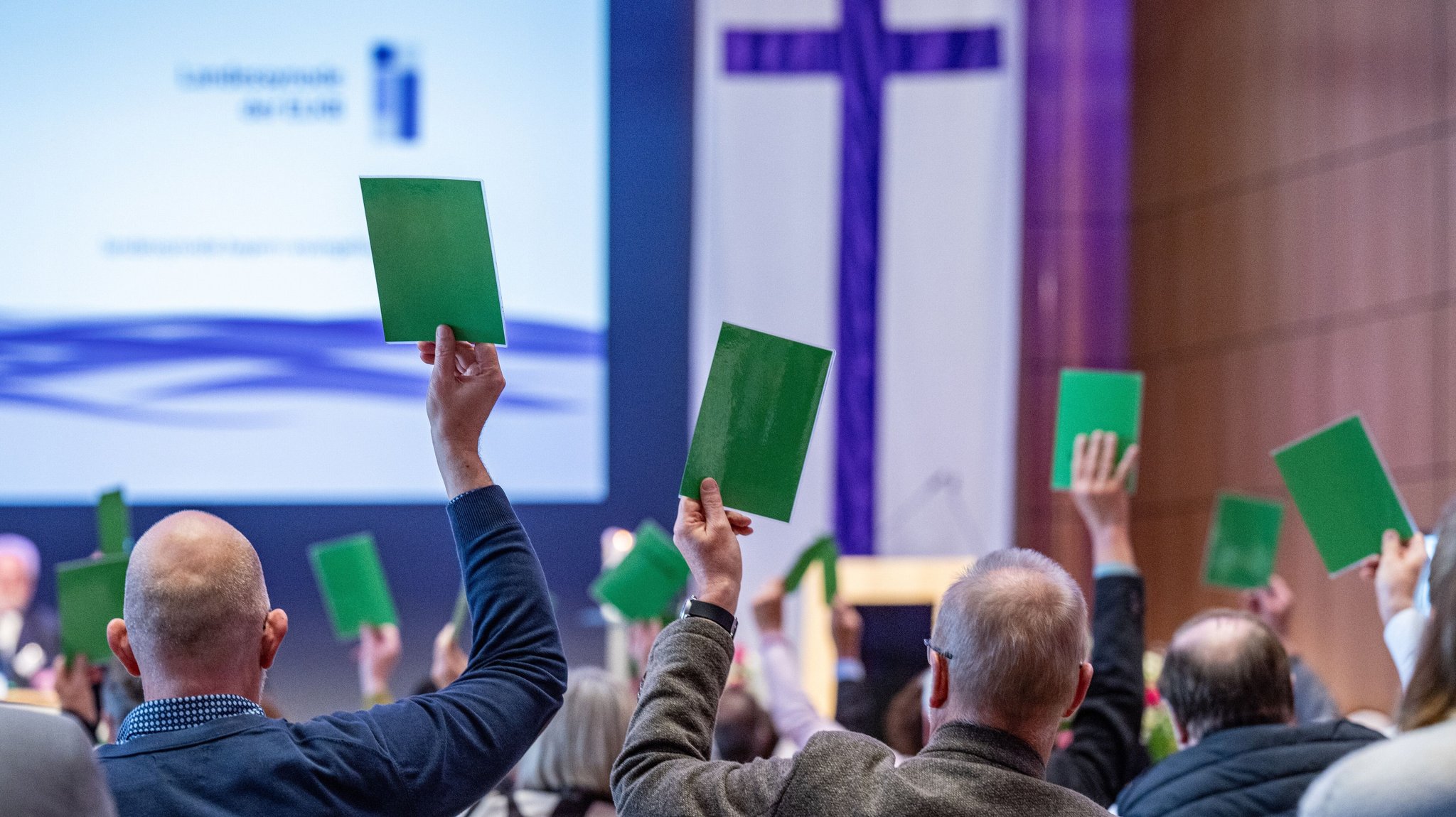 Mitglieder stimmen während der Herbsttagung der Landessynode der Evangelisch-Lutherischen Kirche in Bayern 2024 ab.
