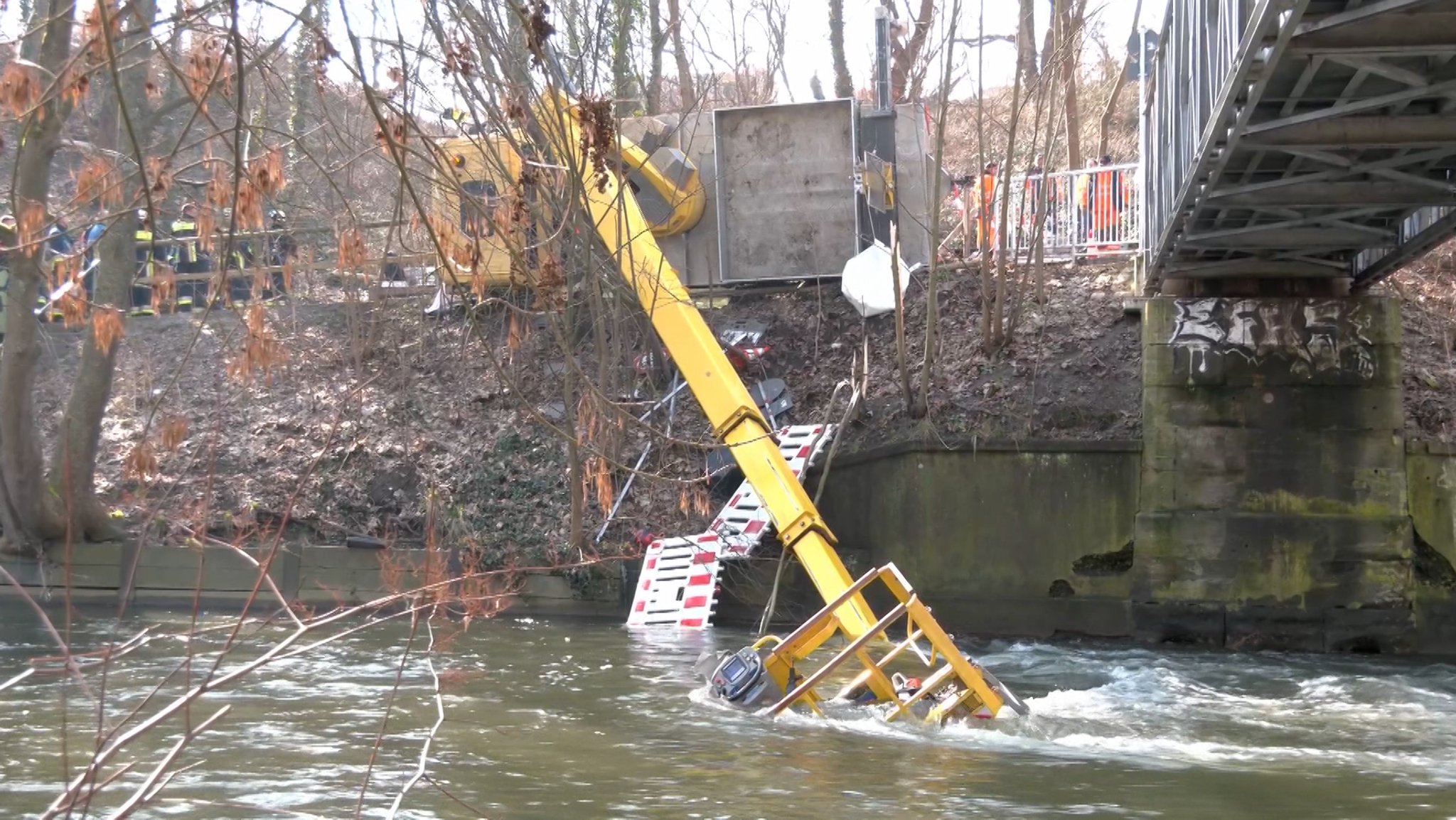 Ein Lkw ist in Nürnberg bei Baumarbeiten umgekippt. Der Kran mit Arbeitsbühne und einem Arbeiter landete in der Pegnitz.