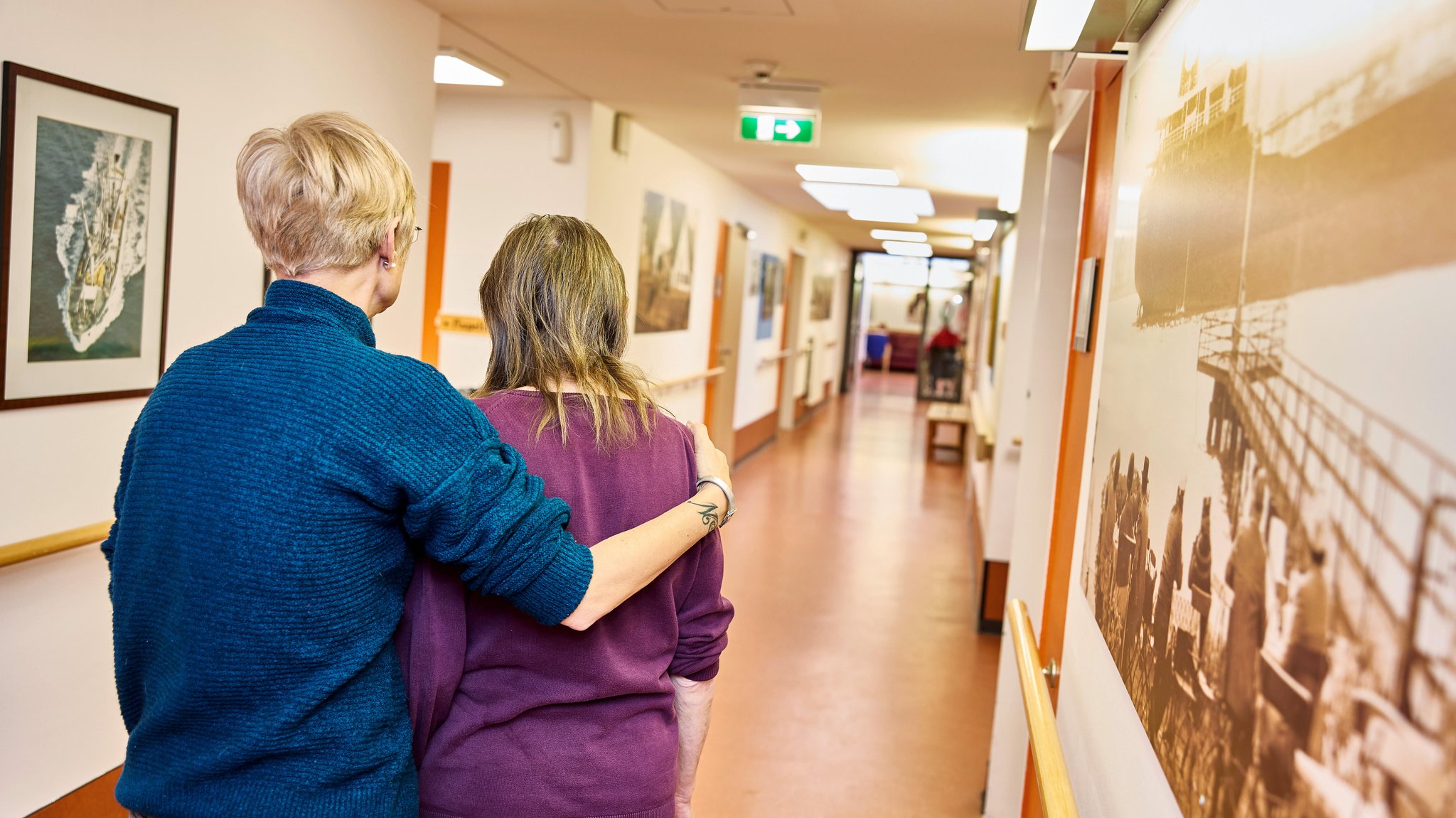 Pflegekraft mit einer Bewohnerin auf der Demenzstation in einem Pflegeheim