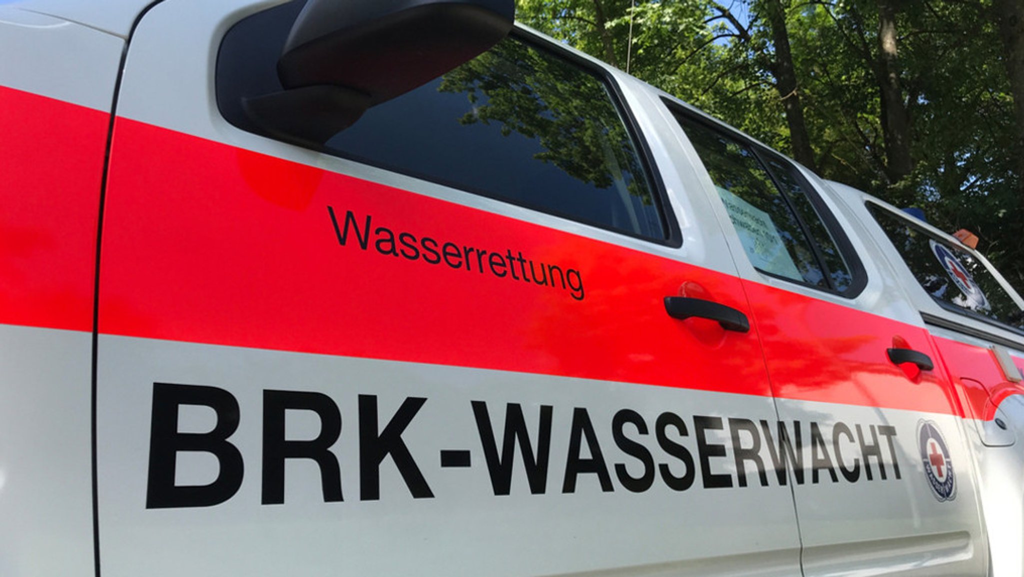Einsatzfahrzeug der BRK-Wasserwacht (Symbolbild) | Bild: BR/Christian Wagner Einsatzfahrzeug der BRK-Wasserwacht (Symbolbild)