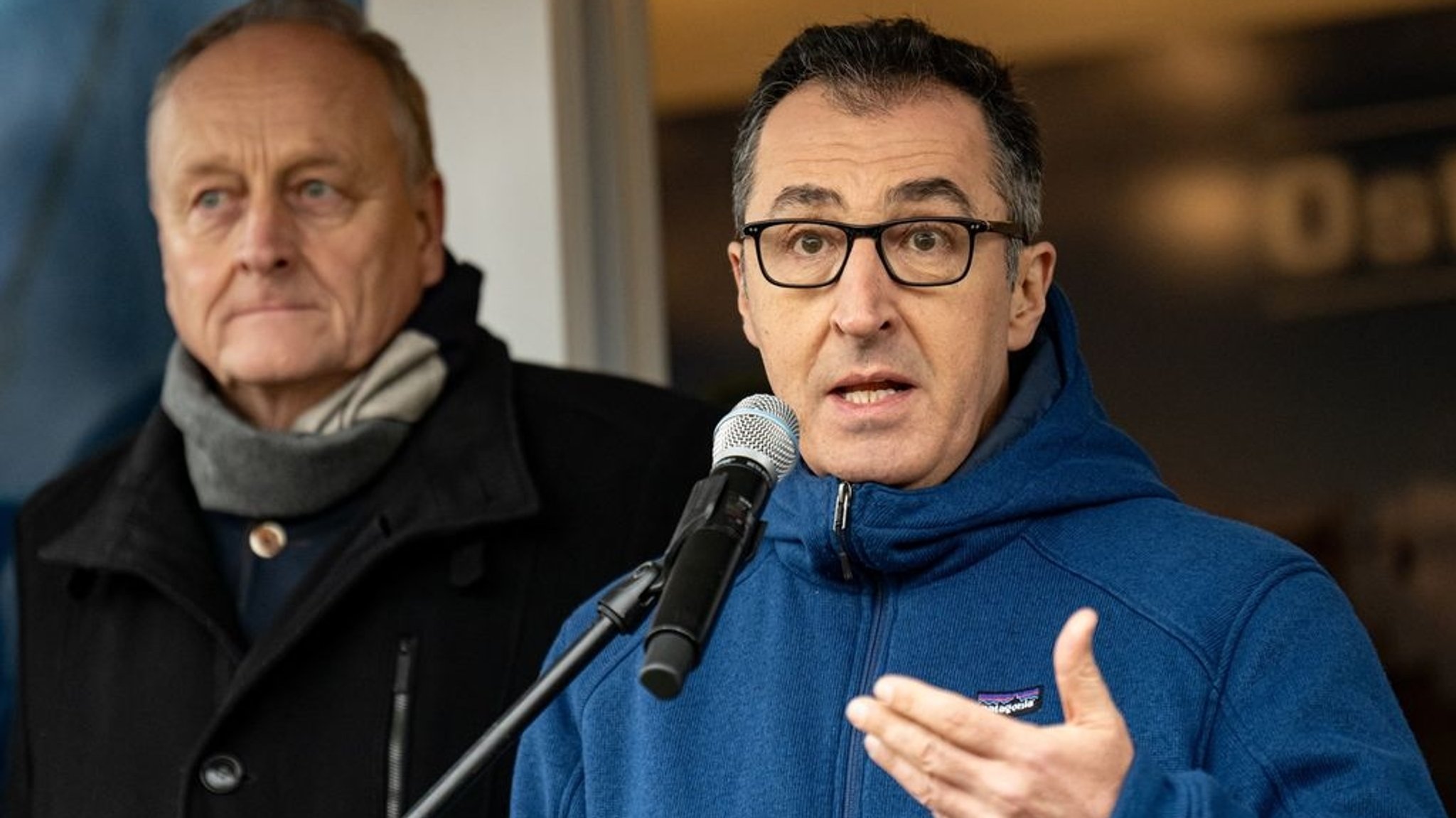 18.12.2023, Berlin: Joachim Rukwied (l), Präsident des Deutschen Bauernverbandes, und Cem Özdemir (Bündnis 90/Die Grünen), Bundesminister für Ernährung und Landwirtschaft, stehen während einer Demonstration des Deutschen Bauernverbandes unter dem Motto «Zu viel ist zu viel! Jetzt ist Schluss!» vor dem Brandenburger Tor auf der Bühne. Anlass sind die Pläne der Bundesregierung, den Agrardiesel und die Kfz-Steuerbefreiung für die Land- und Forstwirtschaft zu streichen. Foto: Fabian Sommer/dpa +++ dpa-Bildfunk +++