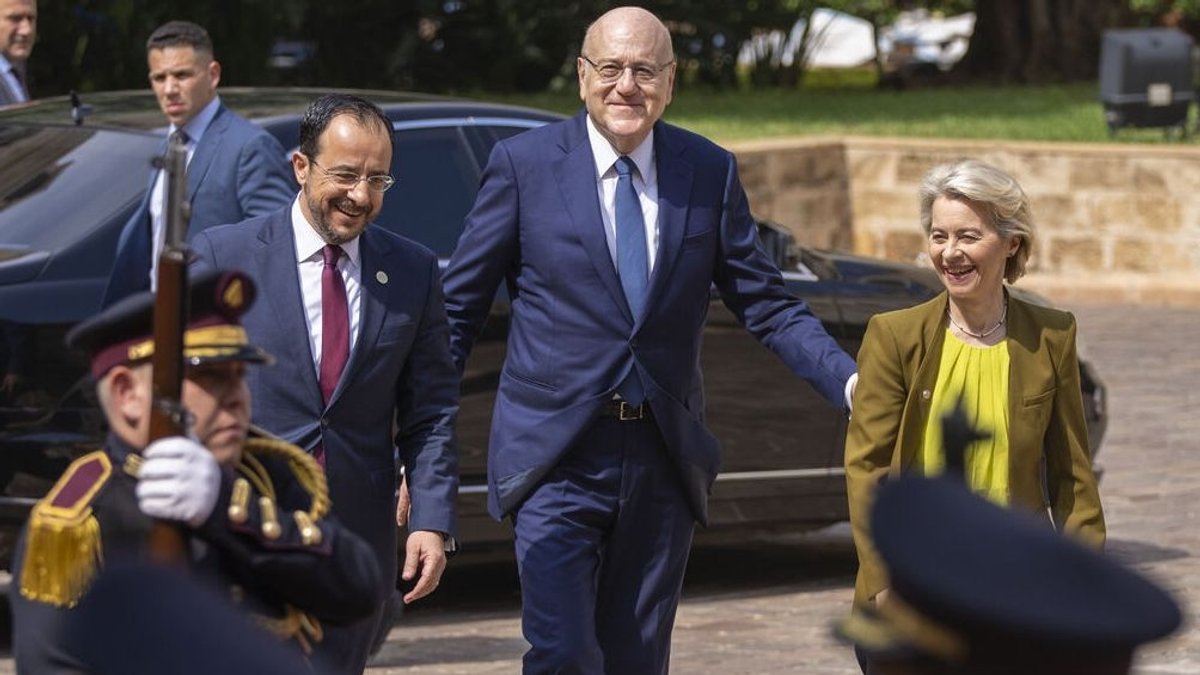 Der libanesische Ministerpräsident Nadschib Mikati (M), empfängt den zypriotischen Präsidenten Nikos Christodoulidis (l), und die Präsidentin der Europäischen Kommission Ursula von der Leyen im Regierungspalast.