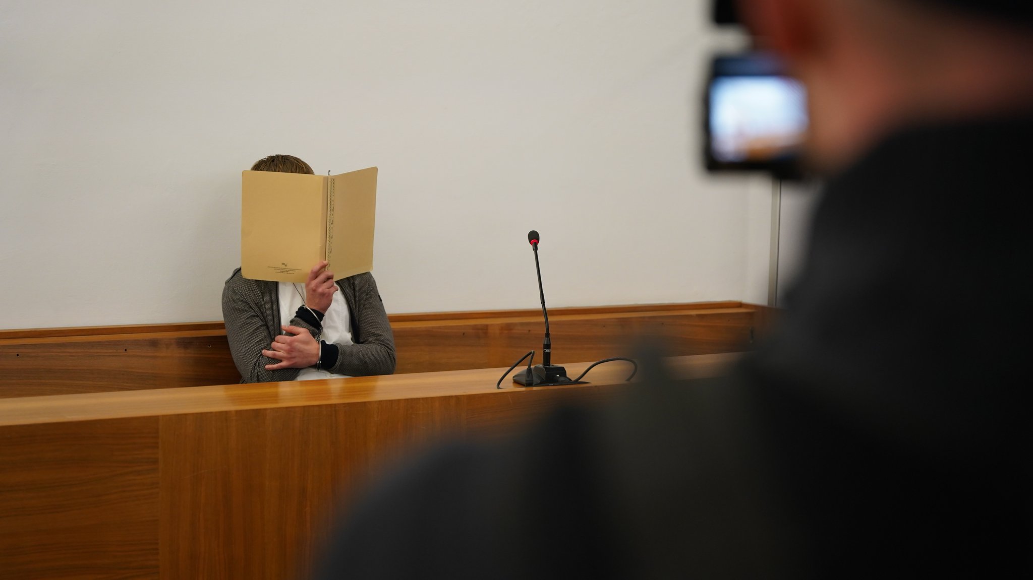 Der Angeklagte vor dem Landgericht Kempten. | Bild: BR/Johannes Hofmann Der Angeklagte vor dem Landgericht Kempten.