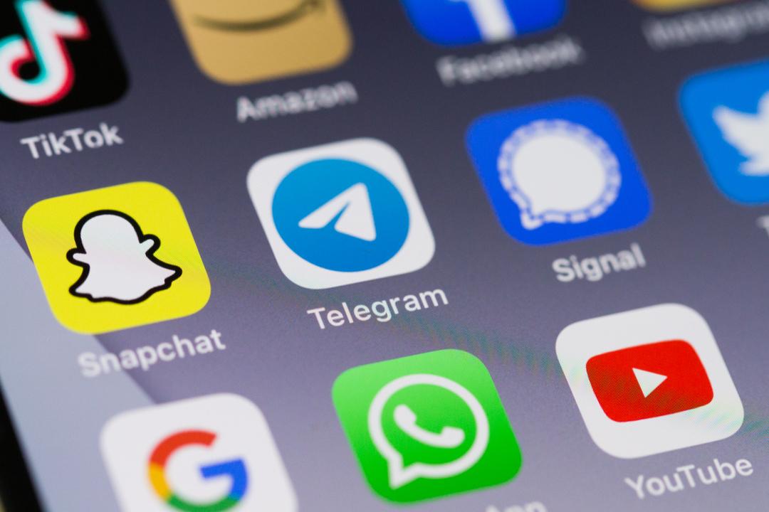 Logos von Messengern wie WhatsApp, Signal und Telegram auf einem Smartphone-Bildschirm
