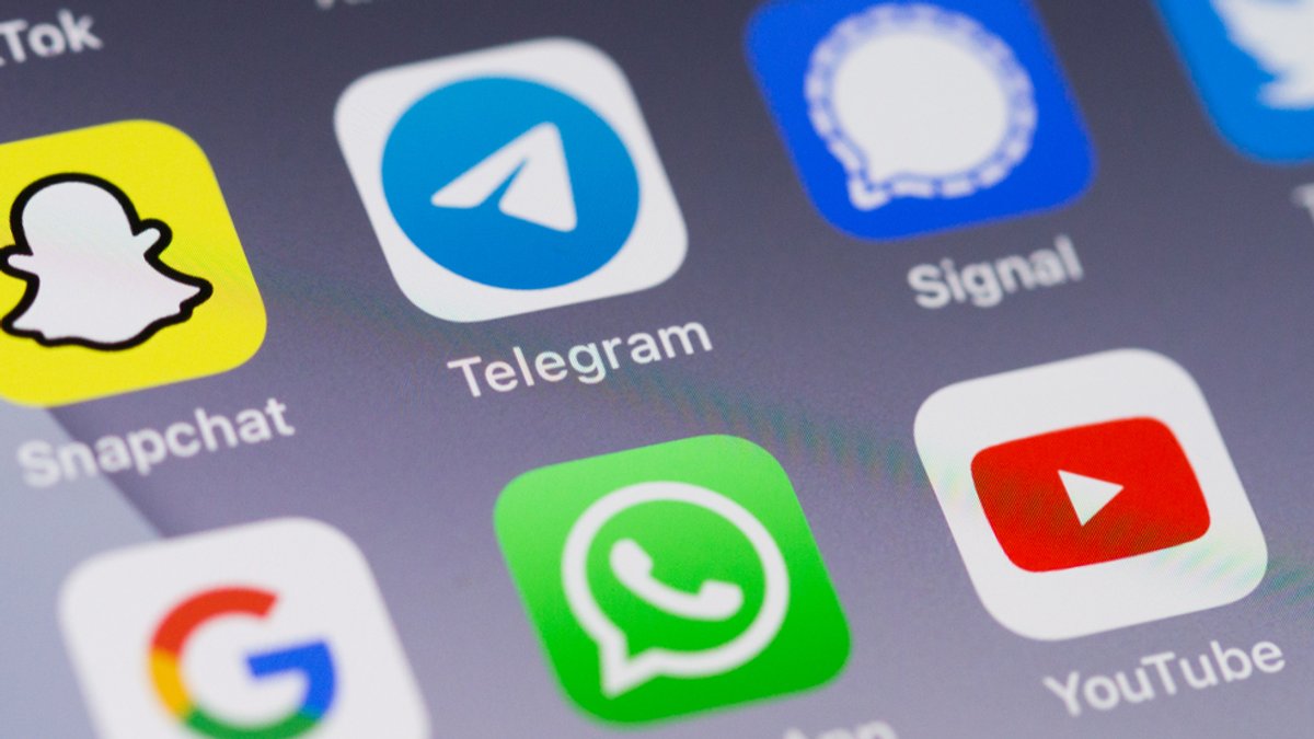 Logos von Messengern wie WhatsApp, Signal und Telegram auf einem Smartphone-Bildschirm