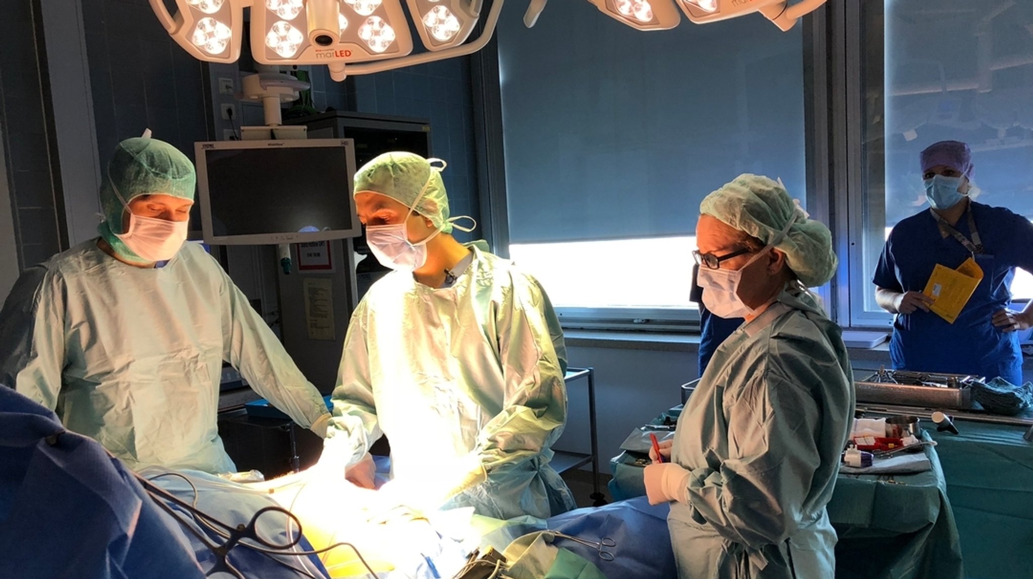 Medizinisches Personal in einem OP des Uniklinikums Erlangen | Bild: BR/Constanze Schulze Medizinisches Personal in einem OP des Uniklinikums Erlangen