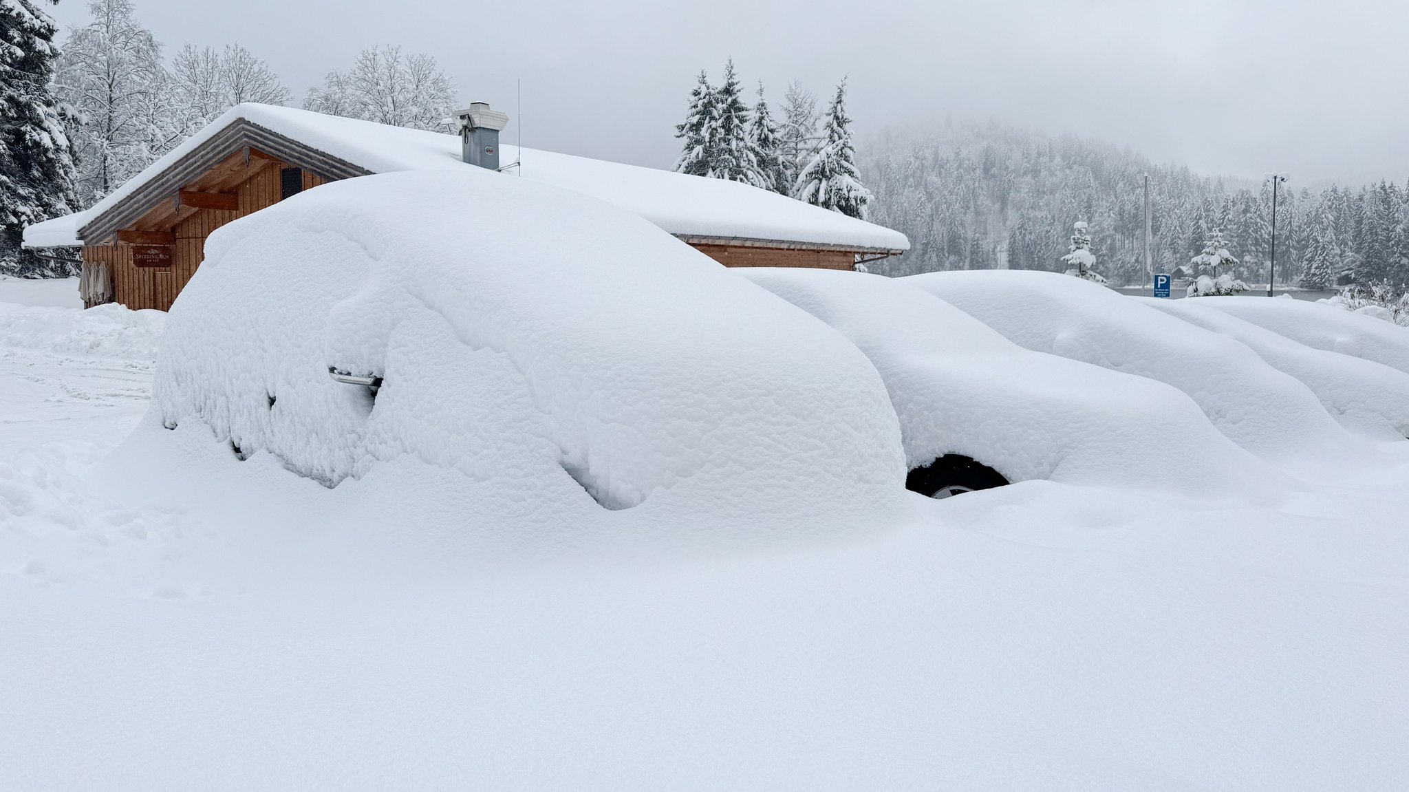 Zugeschneite Autos am Spitzingsee