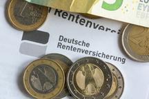 Geld liegt auf einem Schreiben der Deutschen Rentenversicherung. | Bild:dpa-Bildfunk/Fernando Gutierrez-Juarez