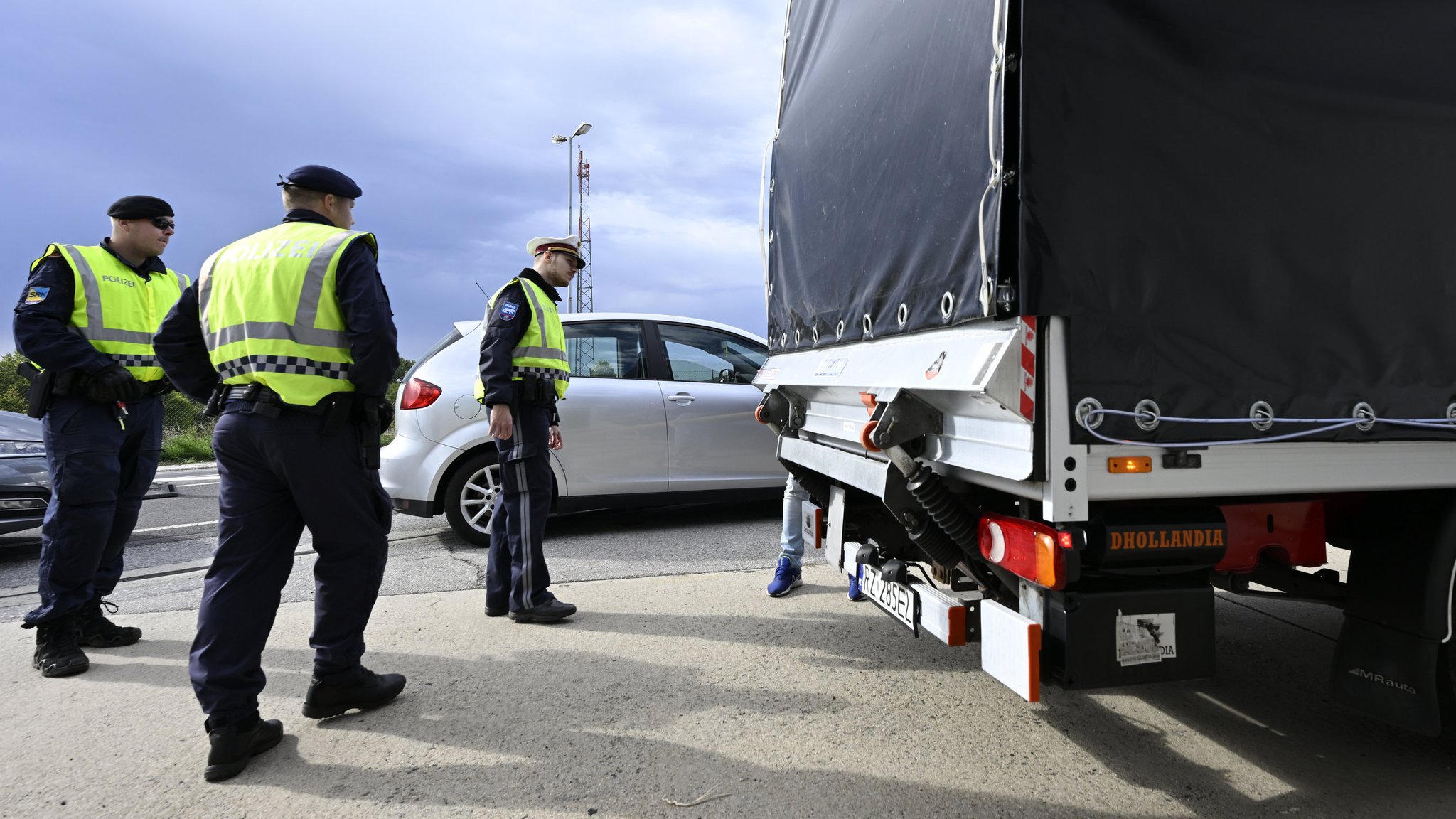 Polizisten kontrollieren einen Transporter (Symbolbild)