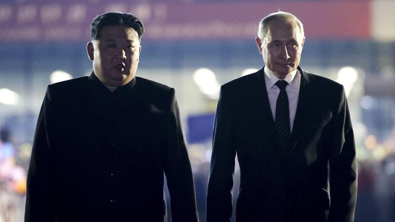 ARCHIV - 19.06.2024, Nordkorea, Pjöngjang: Auf diesem von der staatlichen Nachrichtenagentur Sputnik via AP veröffentlichten Foto steht Kim Jong Un (l), Oberster Führer von Nordkorea, während der Abreisezeremonie neben Russlands Präsident Wladimir Putin auf einem internationalen Flughafen außerhalb von Pjöngjang. (zu dpa: «Südkorea: Nordkorea schickt Tausende Soldaten in die Ukraine») Foto: Gavriil Grigorov/Pool Sputnik Kremlin/AP/dpa +++ dpa-Bildfunk +++ | Bild: dpa-Bildfunk/Gavriil Grigorov ARCHIV - 19.06.2024, Nordkorea, Pjöngjang: Auf diesem von der staatlichen Nachrichtenagentur Sputnik via AP veröffentlichten Foto steht Kim Jong Un (l), Oberster Führer von Nordkorea, während der Abreisezeremonie neben Russlands Präsident Wladimir Putin auf einem internationalen Flughafen außerhalb von Pjöngjang. (zu dpa: «Südkorea: Nordkorea schickt Tausende Soldaten in die Ukraine») Foto: Gavriil Grigorov/Pool Sputnik Kremlin/AP/dpa +++ dpa-Bildfunk +++