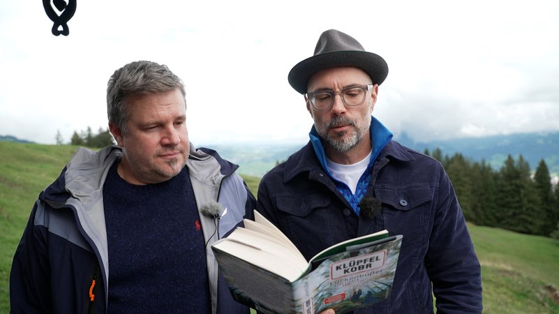 Autoren Michael Kobr und Volker Klüpfl lesen am Tatort aus ihrem 13. Buch der "Kluftinger"-Krimireihe | Bild: BR Autoren Michael Kobr und Volker Klüpfl lesen am Tatort aus ihrem 13. Buch der "Kluftinger"-Krimireihe