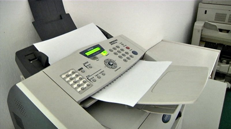 Es rattert und blinkt: Ein Faxgerät - fast schon historisch.