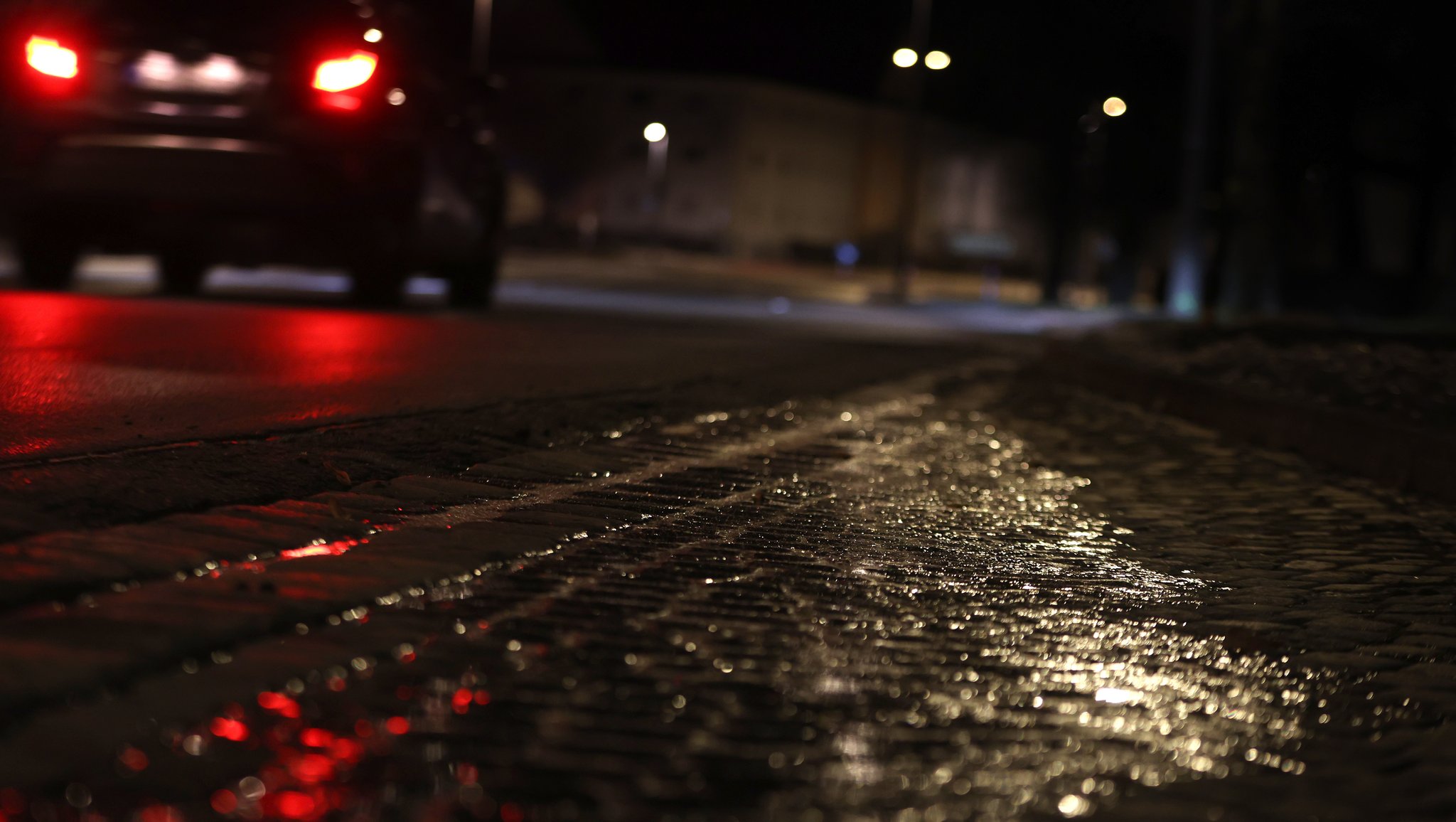 Straße, überzogen von einer dünnen Eisschicht