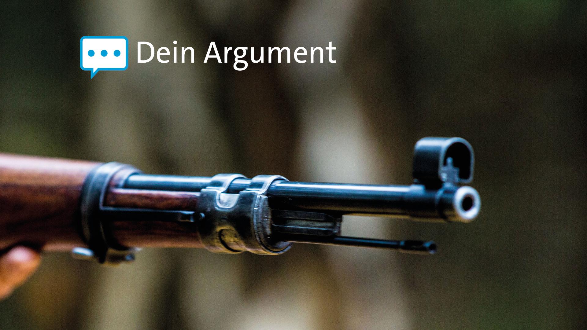 Eine nicht sichtbare Person visiert mit Jagdwaffe Ziel an