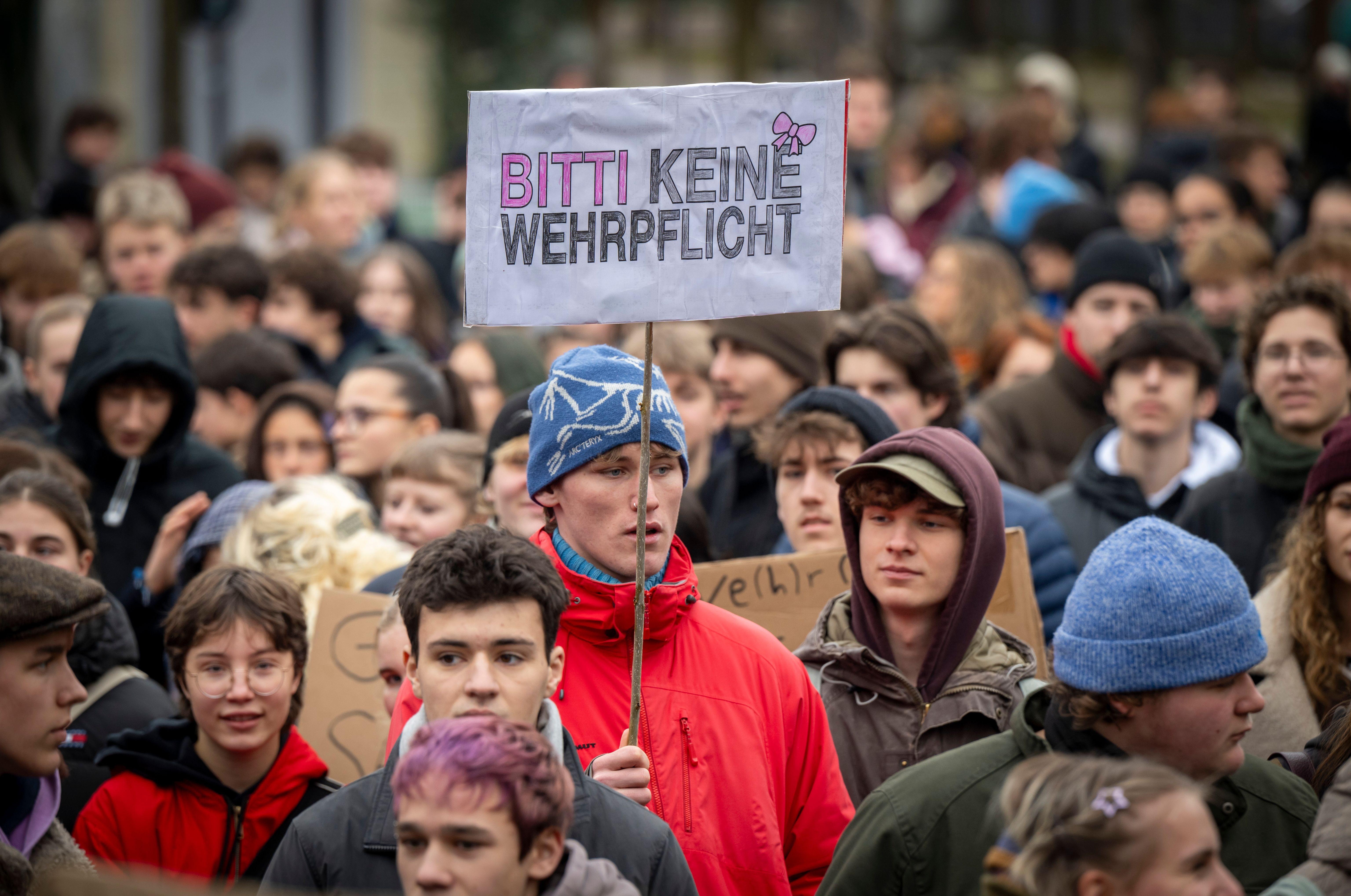 Auf dem Bild sieht man Schüler, welche gegen das neue Wehrdienst-Gesetz streiken.