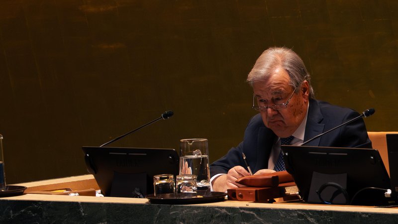 UN-Generalsekretär António Guterres sitzt am Schreibtisch | Bild: picture alliance / Sipa USA | Cristina Matuozzi UN-Generalsekretär António Guterres sitzt am Schreibtisch