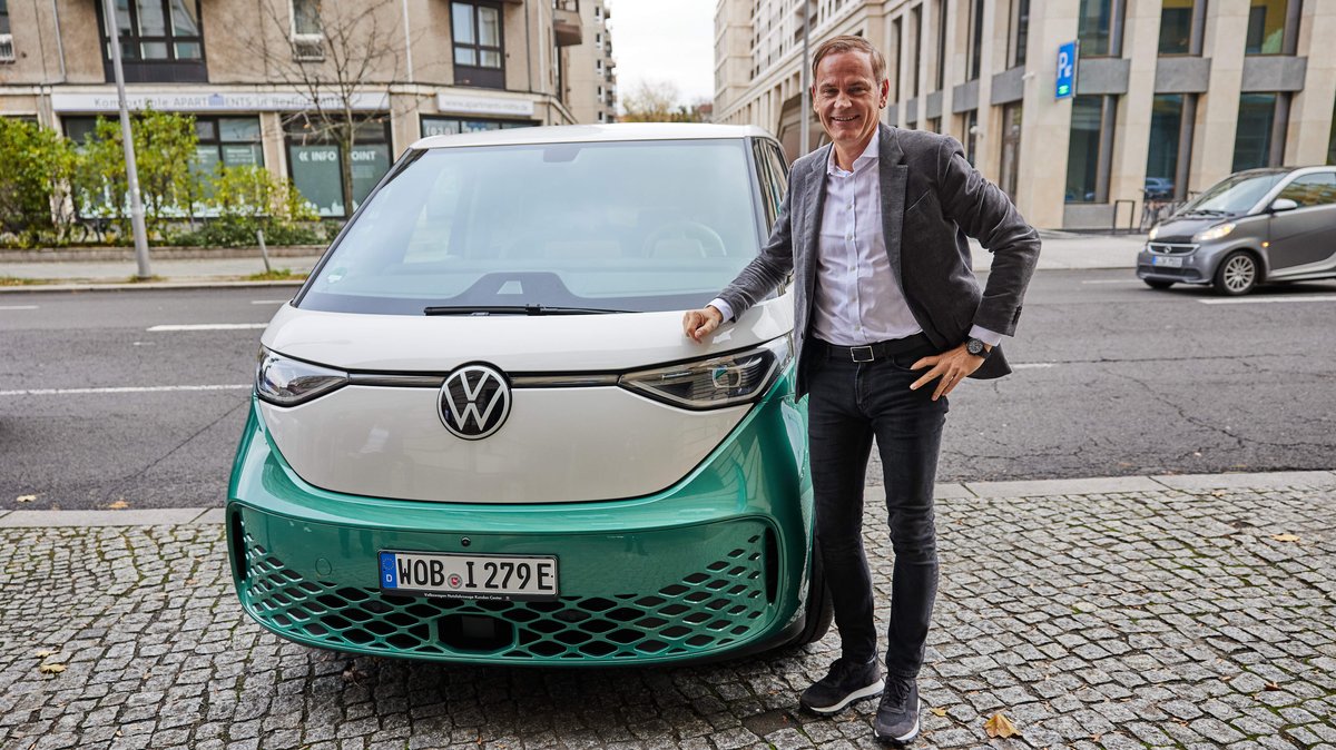 Oliver Blume, Vorstandsvorsitzender der Porsche AG und der Volkswagen AG, am 15.11.2023 in Berlin mit dem vollelektrischen ID. Buzz.