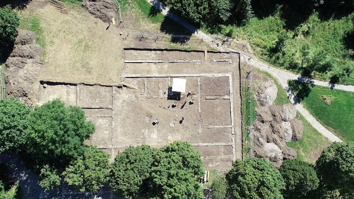 Ein Luftbild zeigt die freigelegten Grundmauern römischer Privathäuser
