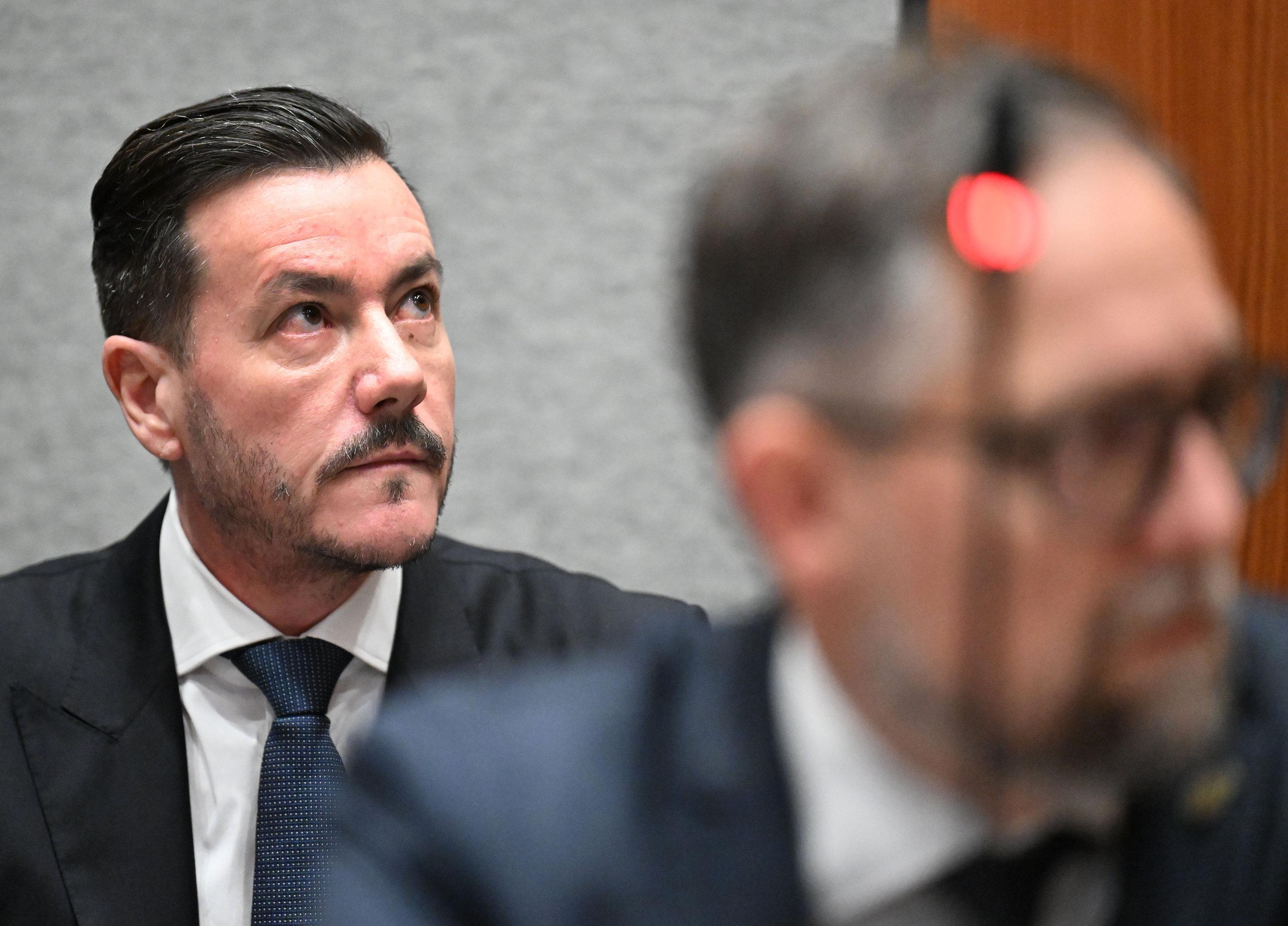 Der Angeklagte Rene Benko (l) sitzt hinter seinem Anwalt Norbert Wess zu Beginn des zweiten Verhandlungstags im Landesgericht Innsbruck.