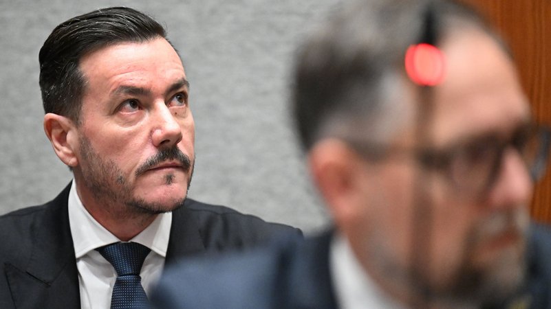 Der Angeklagte Rene Benko (l) sitzt hinter seinem Anwalt Norbert Wess zu Beginn des zweiten Verhandlungstags im Landesgericht Innsbruck. | Bild: dpa-Bildfunk/Barbara Gindl Der Angeklagte Rene Benko (l) sitzt hinter seinem Anwalt Norbert Wess zu Beginn des zweiten Verhandlungstags im Landesgericht Innsbruck.