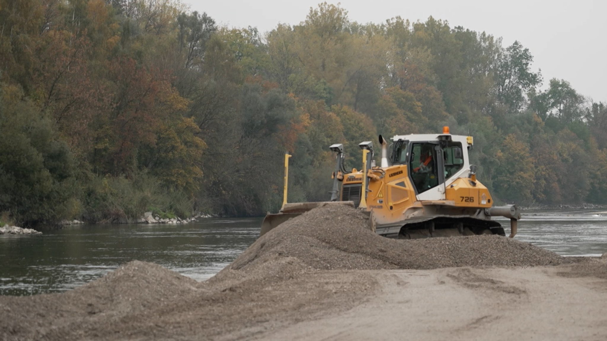 Die niederbayerische Isar wird in Landshut ausgebaggert