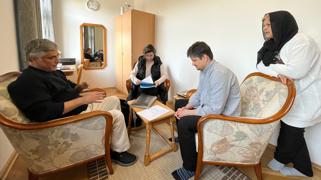 Ehrenamtliche Simone Oswald vom Bamberger Verein "Freund statt fremd"  hilft Flüchtlingsfamilie Daifoladi beim Ausfüllen von Anträgen