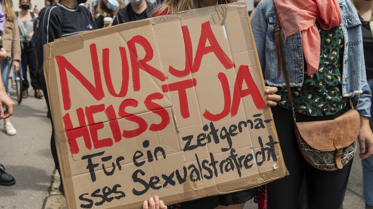 "Nur ja heisst ja" -  Demonstration zum Sexualstrafrecht (Archiv 08.08.2021)