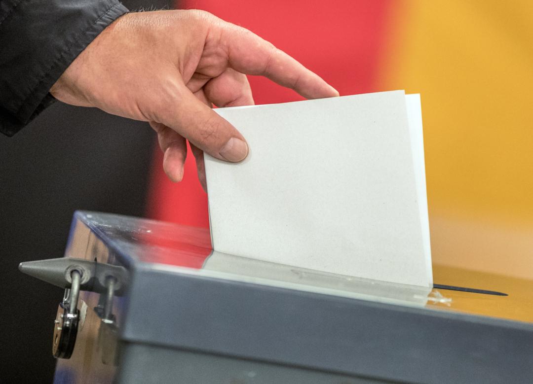  Ein Wähler wirft 2017 seinen Stimmzettel zur Bundestagswahl in die Wahlurne. | Bild:dpa-Bildfunk/Michael Kappeler