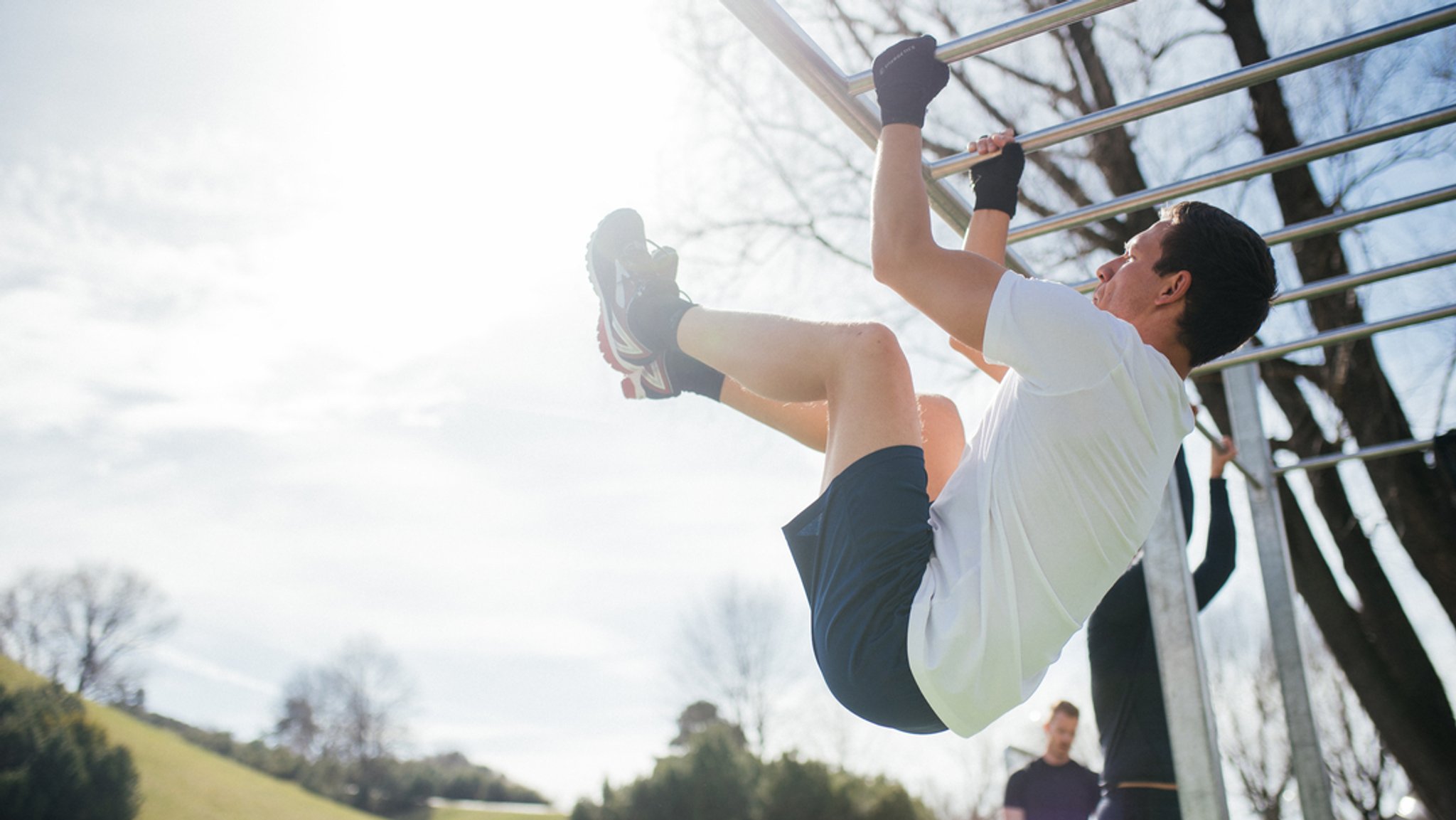 Ein Mann beim Sport im Münchner Olympiapark.