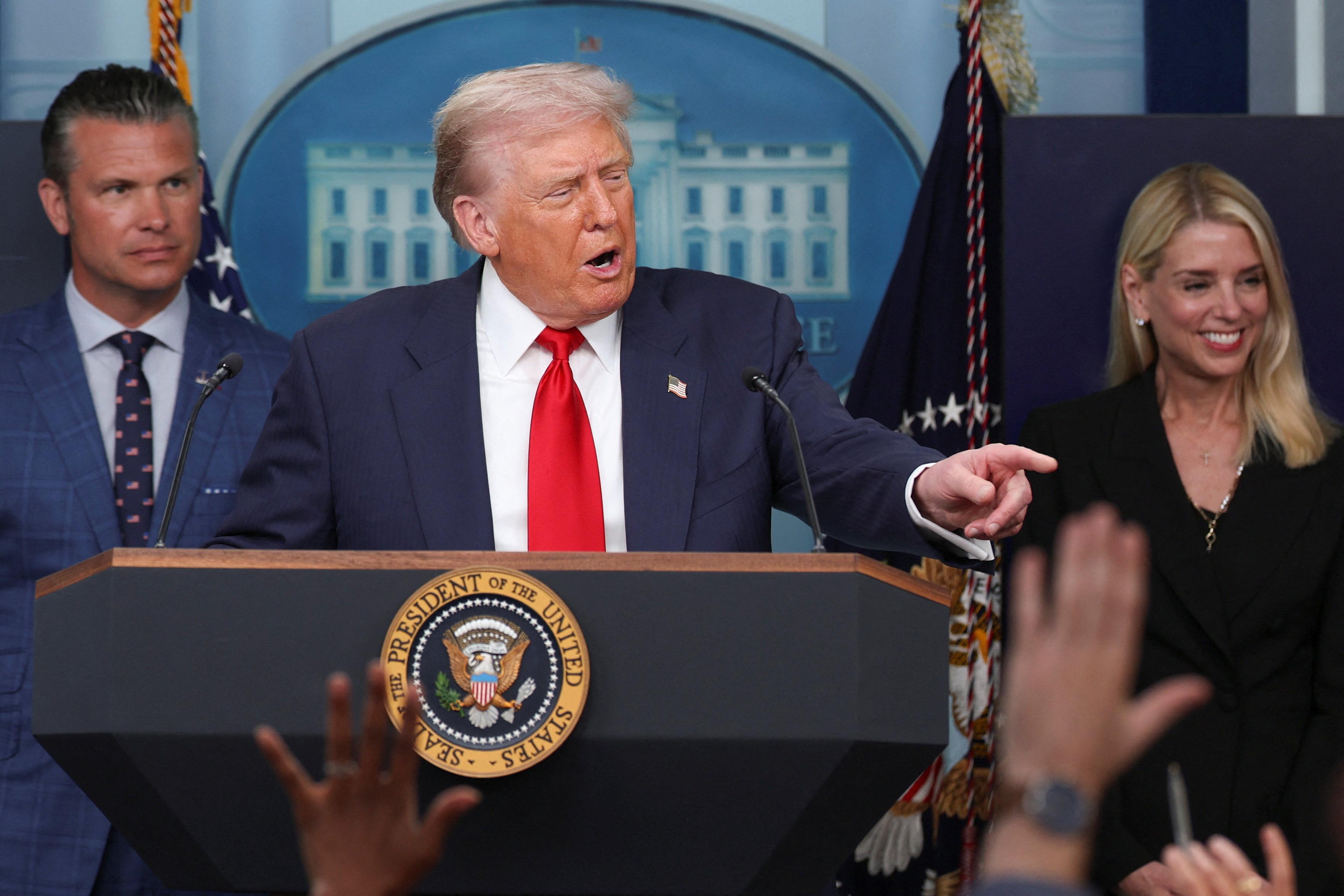 Donald Trump (r.) und Pete Hegseth