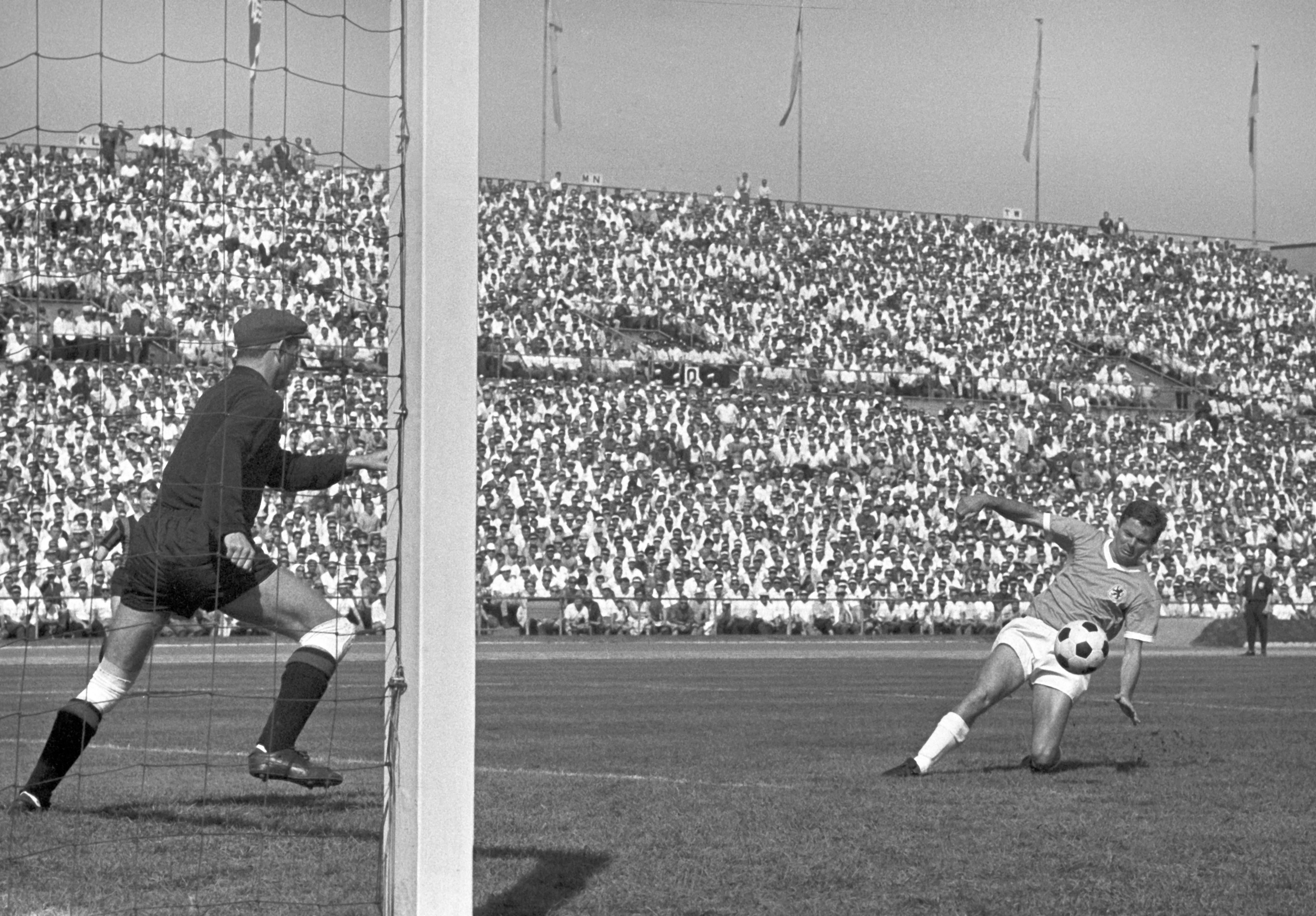 Momente vor dem 2:0 - Der TSV-1860-Spieler Wilfried Kohlars (R) taucht vor dem Tor von Eintrachts Schlussmann Egon Loy auf.