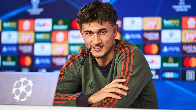 Tom Bischof in der Pressekonferenz | Bild: picture alliance / Photo by FC Bayern München | Mladen Lackovic Tom Bischof in der Pressekonferenz