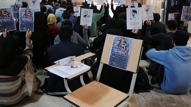 Sitz-Demonstration iranischer Studenten in Teheran Ende November 2022.