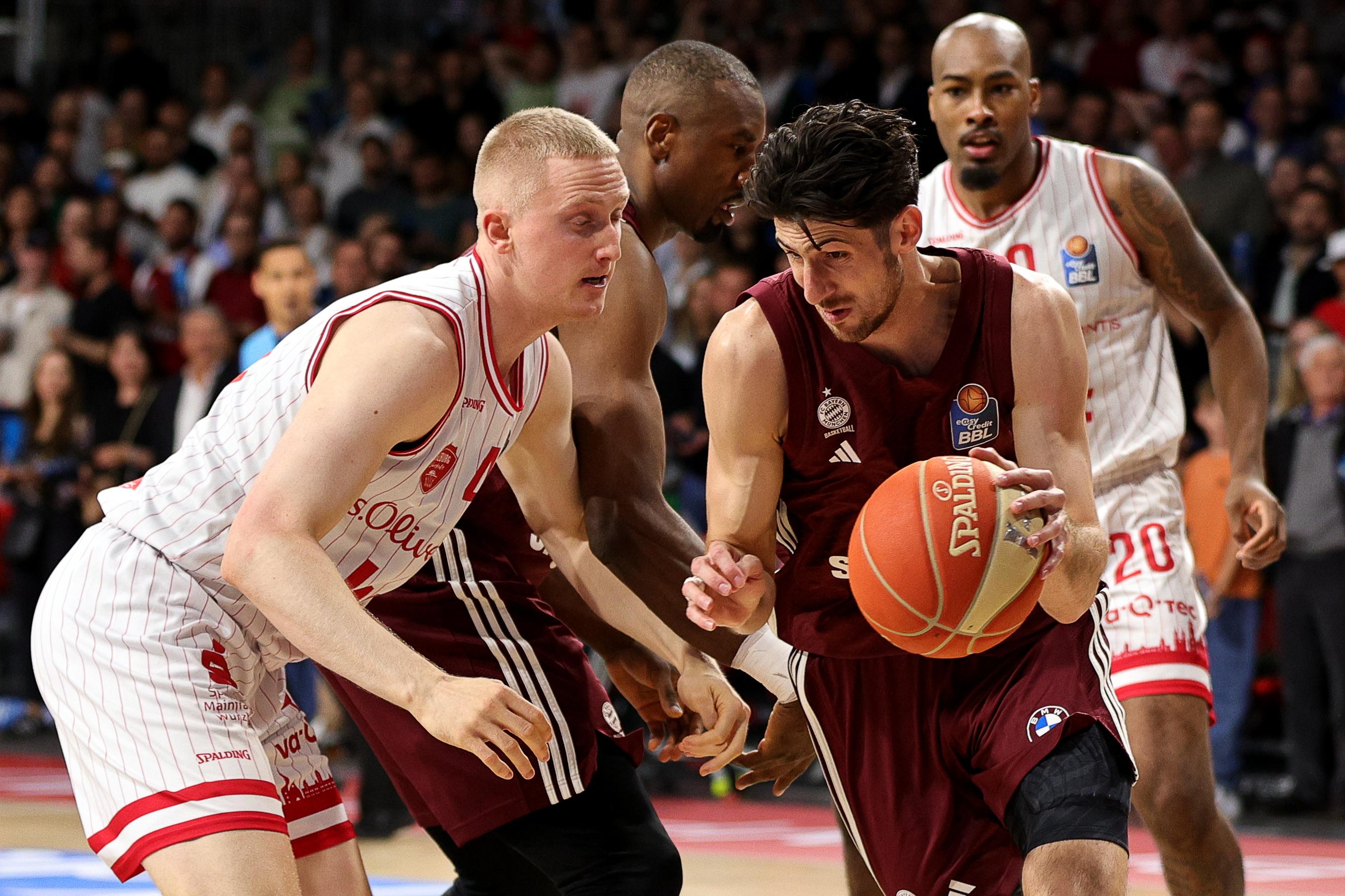 Spielszene FC Bayern Basketball - Würzburg Baskets
