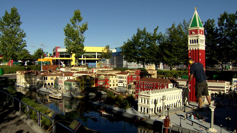 Blick auf eine Stadtkulisse im Legoland Günzburg