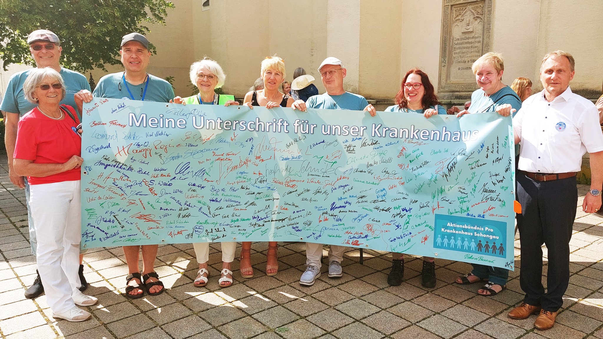 Demo in Schongau mit Unterschriften-Banner gegen Krankenhausschließung