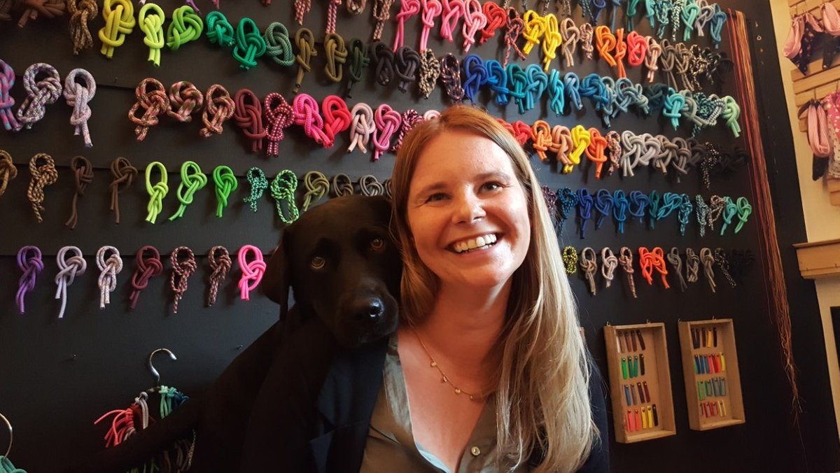 Carolin Wessollek mit Hündin Chili in ihrem Laden für Hundeaccesoirs.