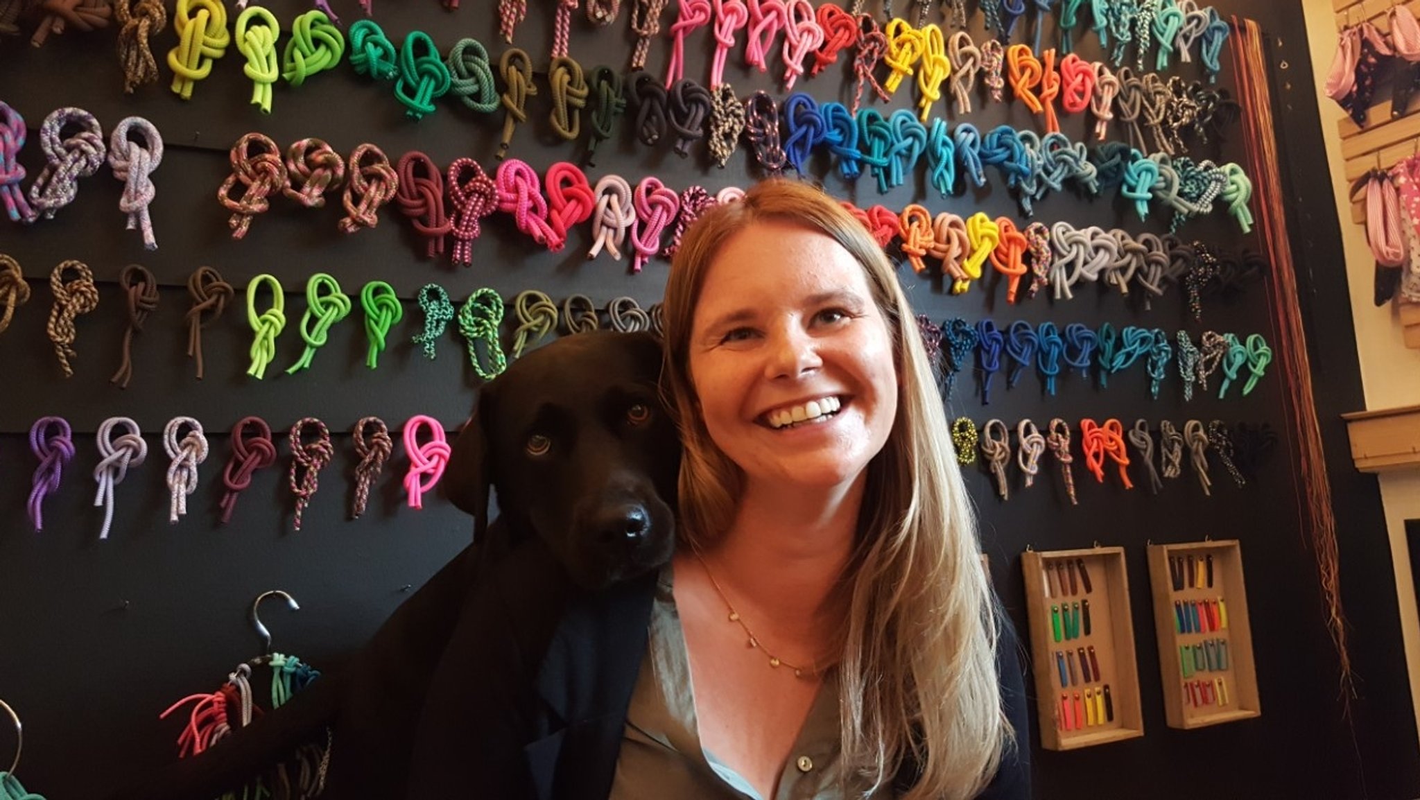 Carolin Wessollek mit Hündin Chili in ihrem Laden für Hundeaccesoirs.