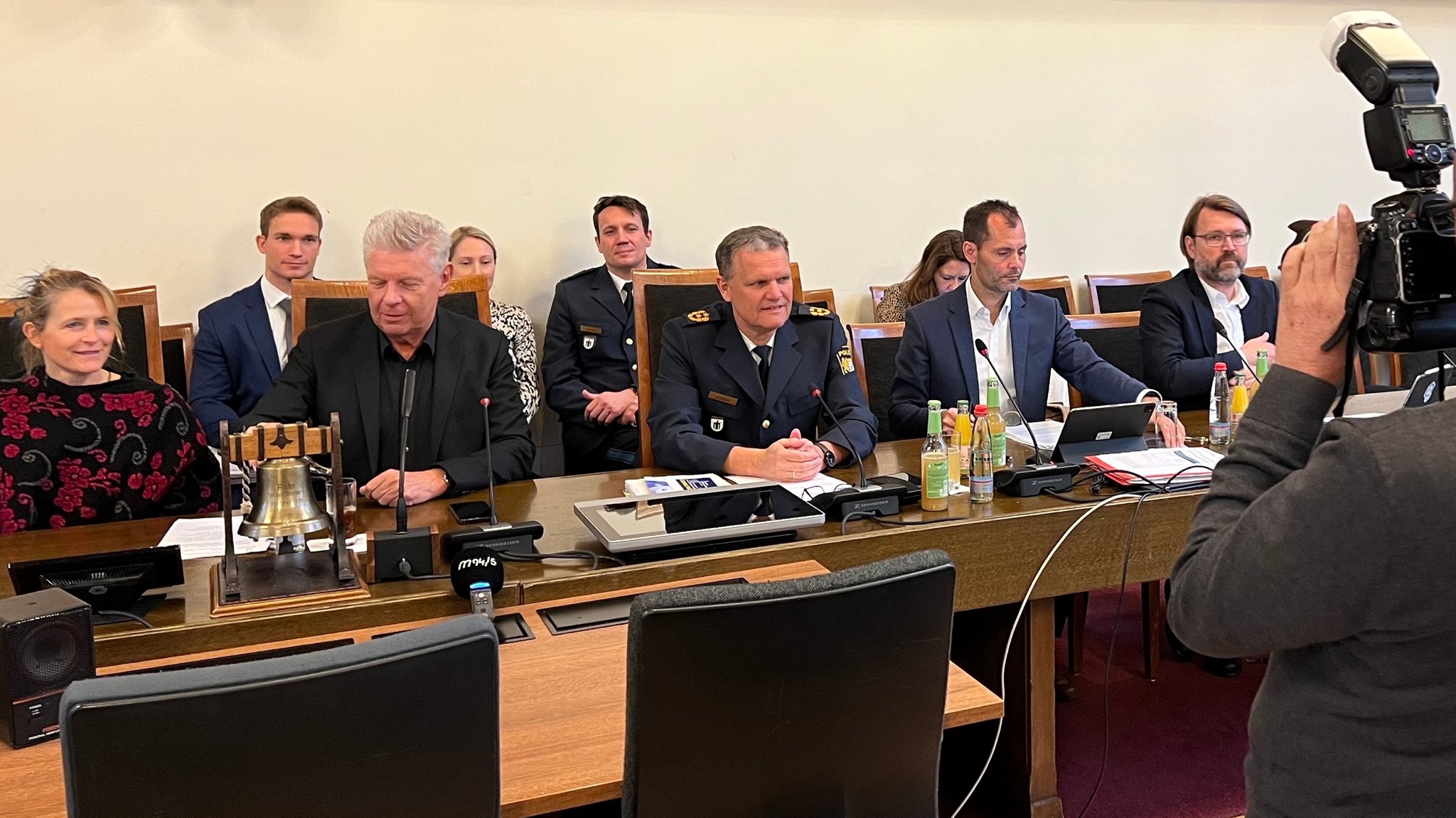 OB Reiter (2.v.l.) und Polizeipräsident Hampel (Mitte) bei der PK im Rathaus