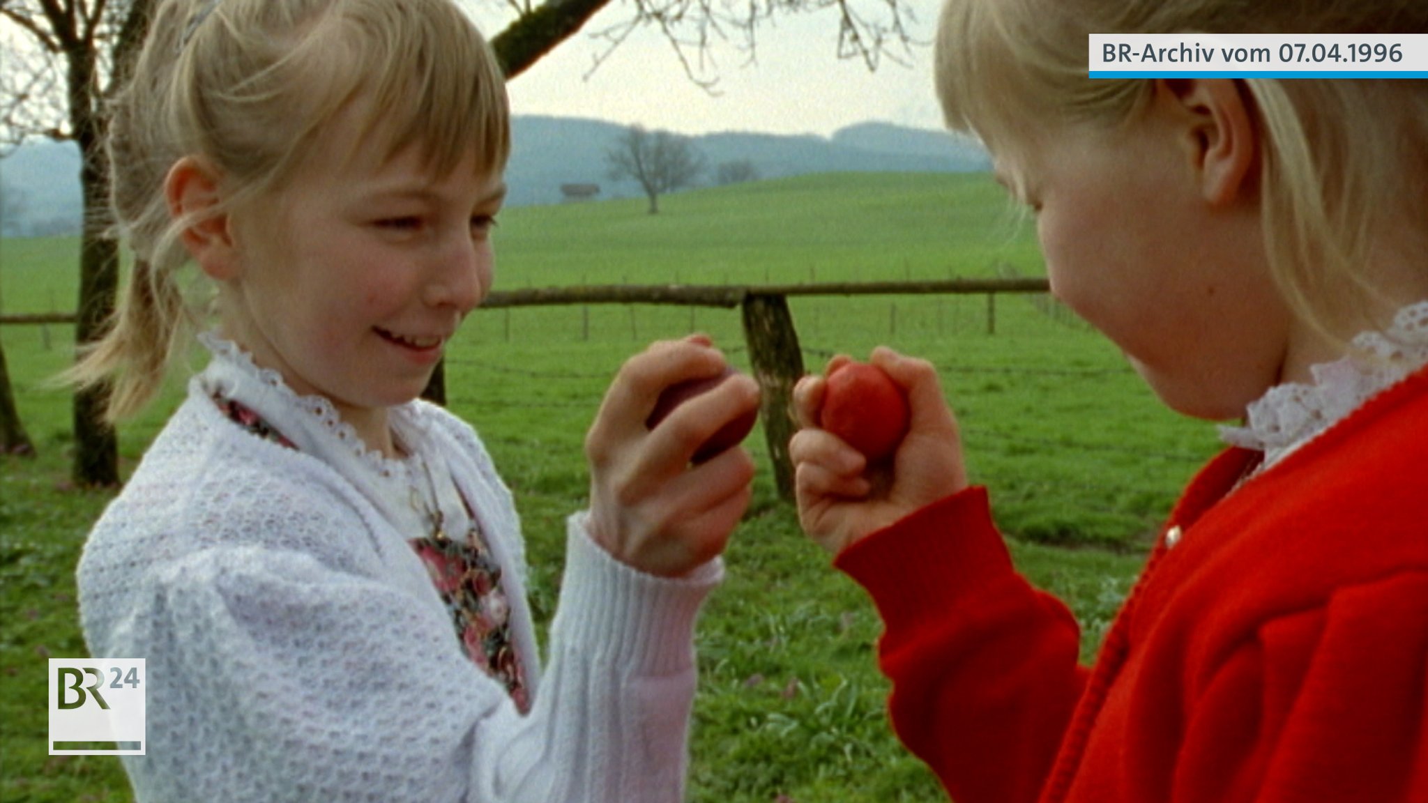 Zwei Mädchen mit jeweils einem bemalten Ei in der Hand