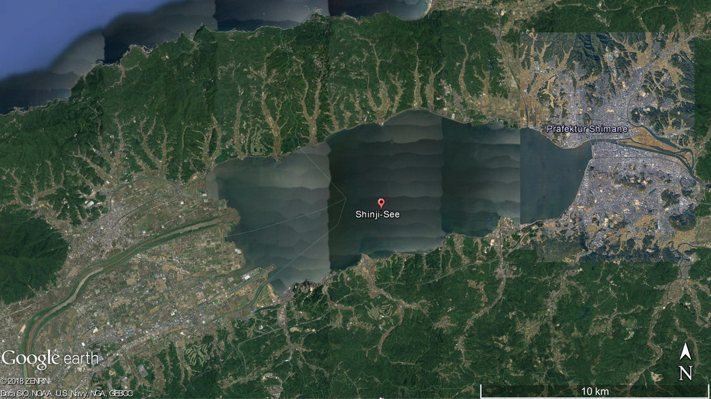 Der Shinji-See (Google-Satellitenaufnahme) ist der siebtgrößte See in Japan. Er liegt in der Präfektur Shimane auf der Insel Honshu.