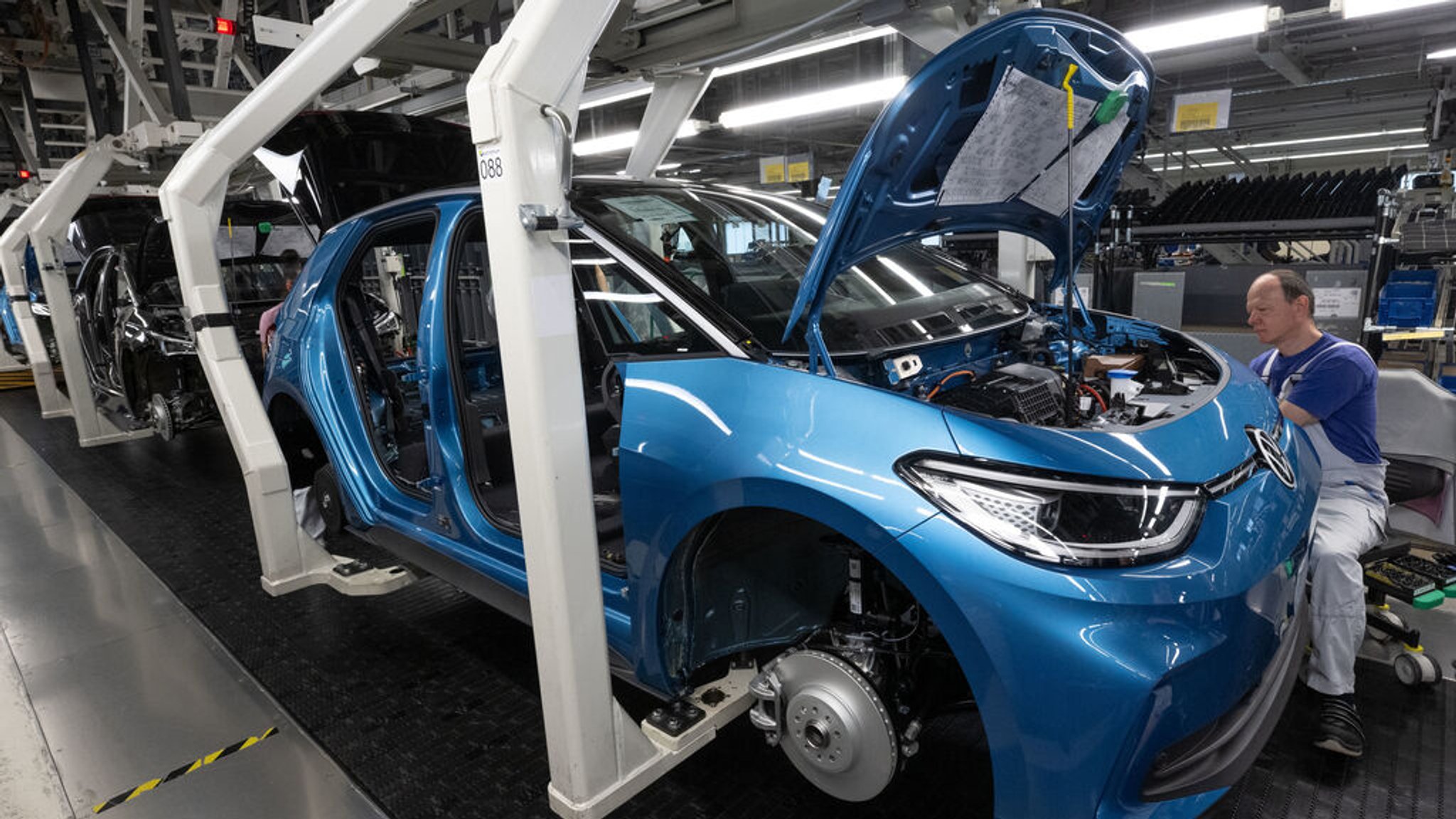 ARCHIV - 24.05.2023, Sachsen, Zwickau: Ein Modell der neuen Generation des ID.3 wird im Werk von Volkswagen in Zwickau montiert. VW hat die Spitzenposition bei reinen Elektroautos in Deutschland von Tesla zurückerobert. (zu dpa «Erstzulassungen von Elektroautos in Deutschland: VW überholt Tesla») Foto: Hendrik Schmidt/dpa +++ dpa-Bildfunk +++