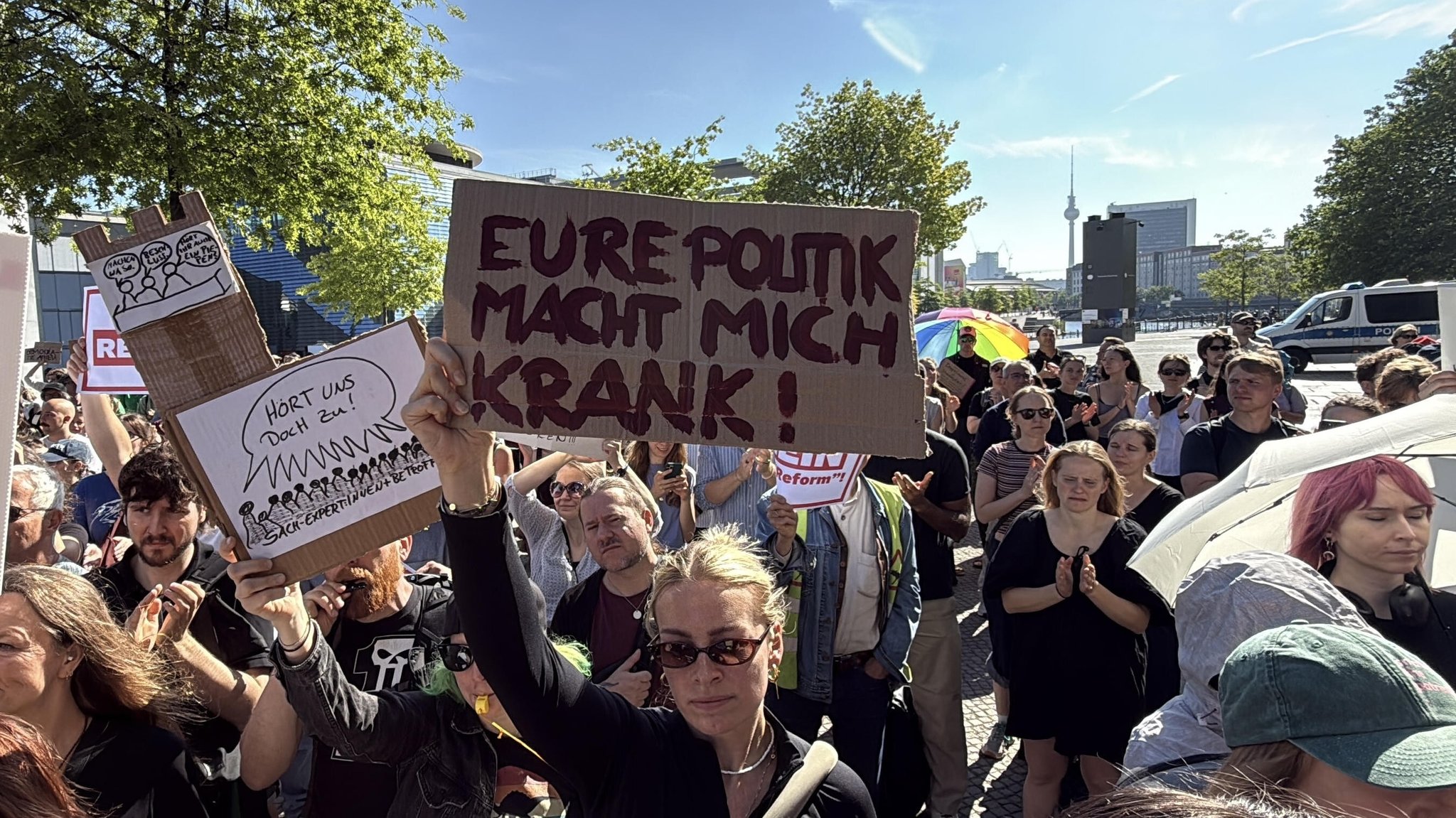 Vor dem Bundestag kam es am Freitag zu Protesten gegen die Gesundheitsreform.