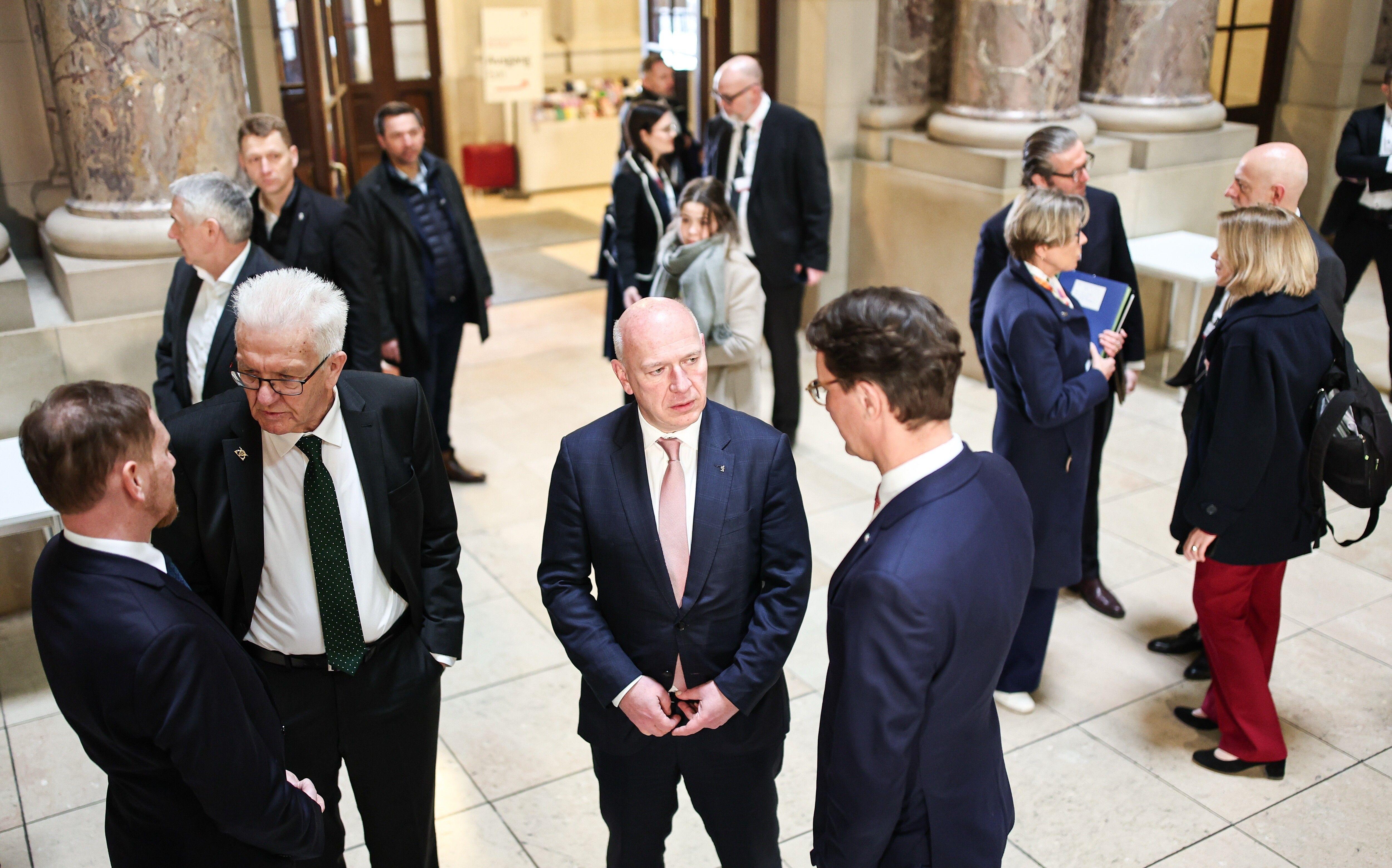 Michael Kretschmer (CDU, vorne, l-r), Ministerpräsident von Sachsen, Winfried Kretschmann (Bündnis 90/Die Grünen), Ministerpräsident von Baden-Württemberg, Kai Wegner (CDU), Regierender Bürgermeister von Berlin, und Hendrik Wüst (CDU), Ministerpräsident von Nordrhein-Westfalen, stehen im Rahmen der Ministerpräsidentenkonferenz im Bode-Museum zusammen.