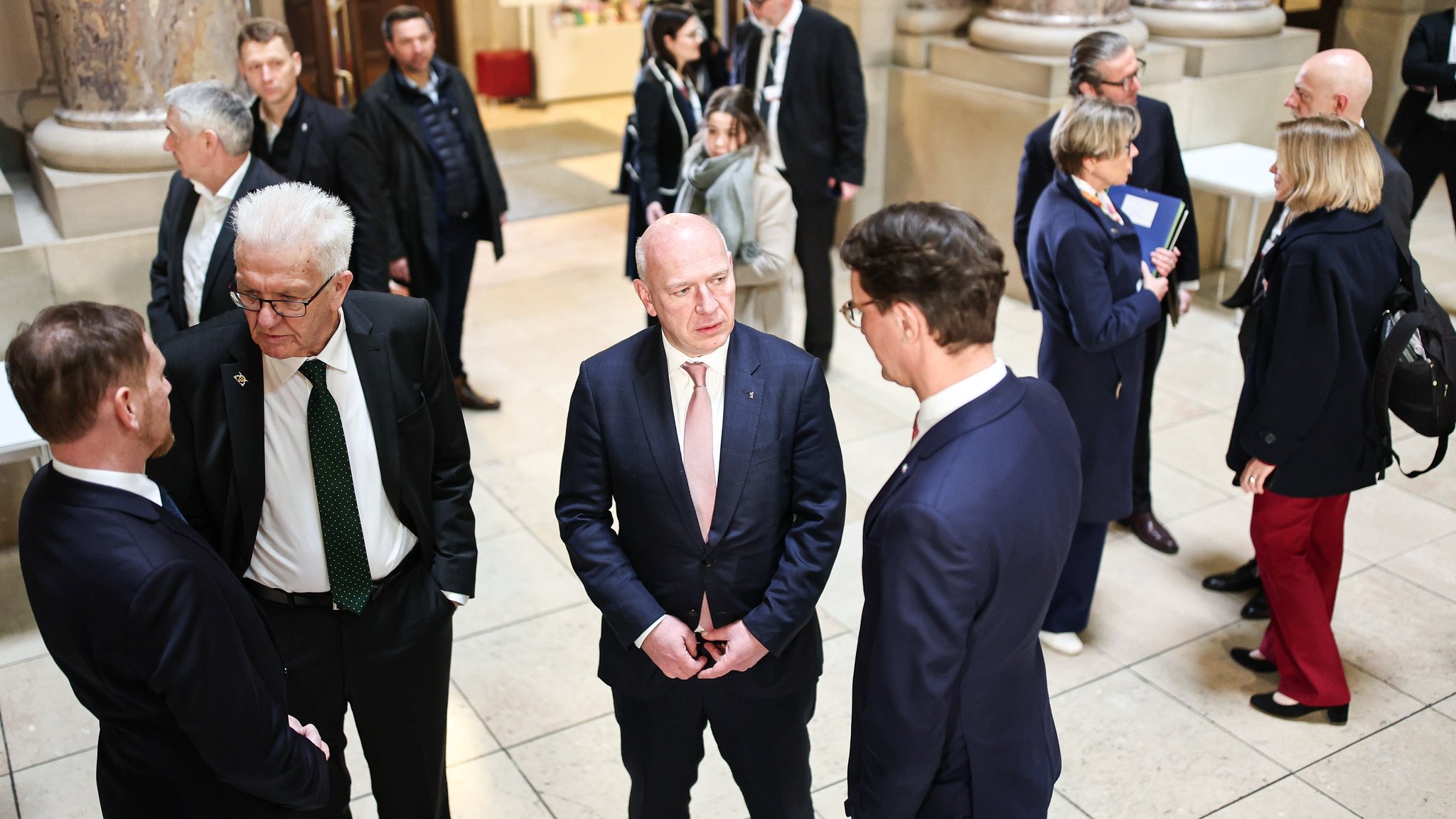 Michael Kretschmer (CDU, vorne, l-r), Ministerpräsident von Sachsen, Winfried Kretschmann (Bündnis 90/Die Grünen), Ministerpräsident von Baden-Württemberg, Kai Wegner (CDU), Regierender Bürgermeister von Berlin, und Hendrik Wüst (CDU), Ministerpräsident von Nordrhein-Westfalen, stehen im Rahmen der Ministerpräsidentenkonferenz im Bode-Museum zusammen.