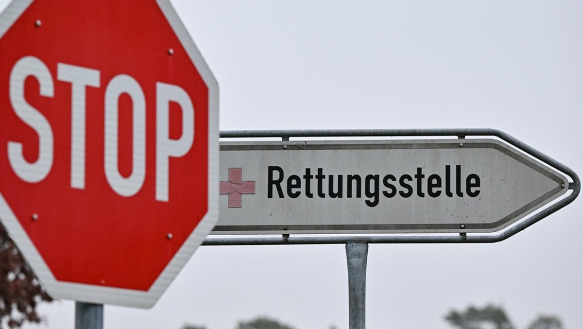 Ein Schild mit der Aufschrift "Rettungsstelle" weist den Weg zur Notaufnahme einer Klinik.
