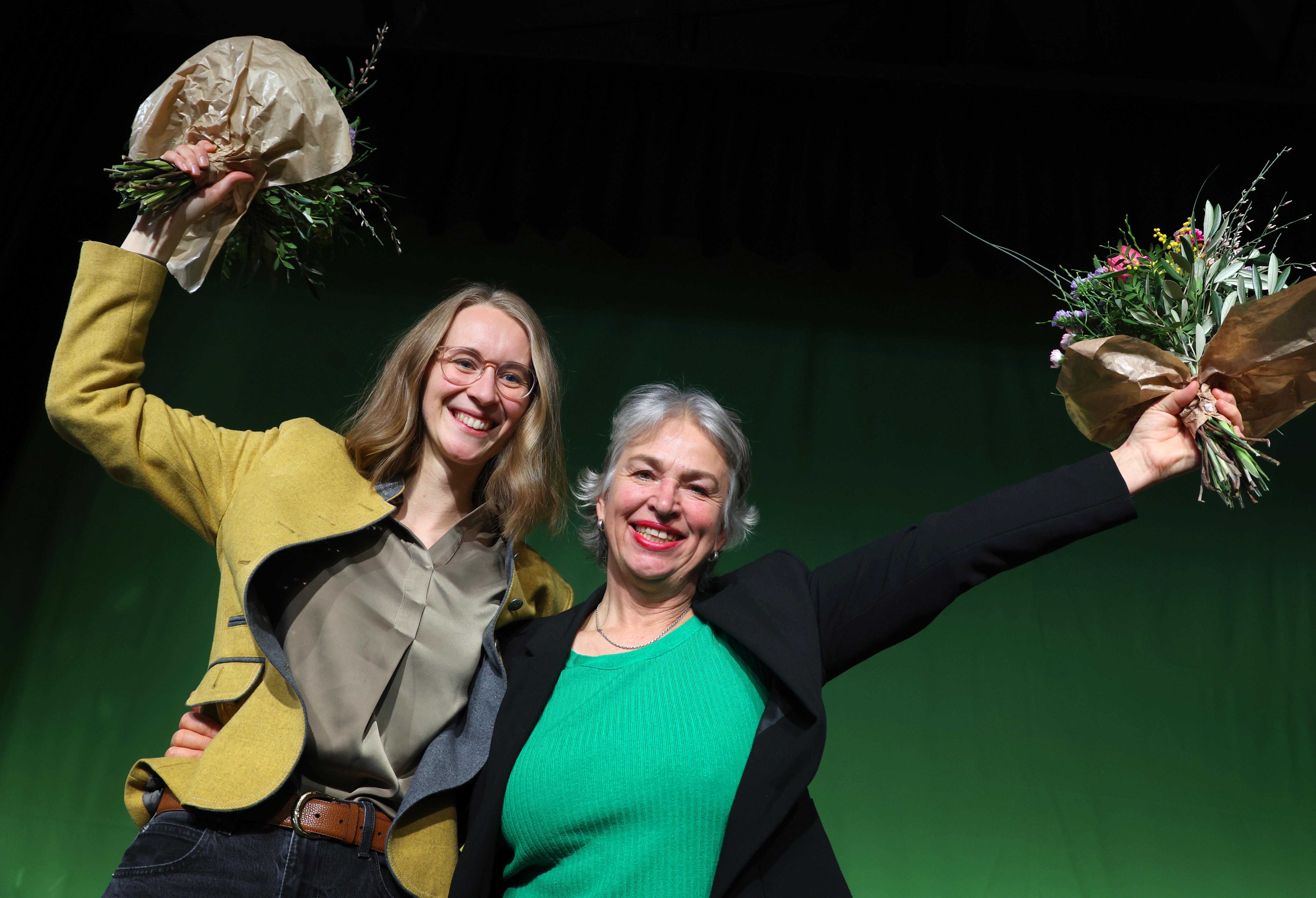 Eva Lettenbauer (l) und Gisela Sengl, Vorsitzende der bayerischen Grünen, stehen auf der Landesdelegiertenkonferenz der bayerischen Grünen, auf der Bühne