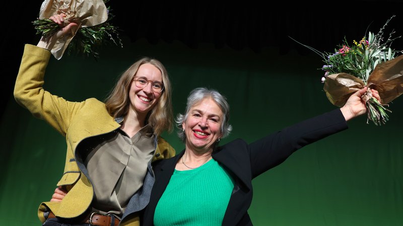 Eva Lettenbauer (l) und Gisela Sengl, Vorsitzende der bayerischen Grünen, stehen auf der Landesdelegiertenkonferenz der bayerischen Grünen, auf der Bühne
