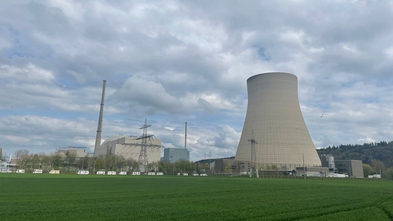 Das Atomkraftwerk Isar 2 bei Landshut wurde am 15. April 2023 vom Netz genommen. Nun ist der Kühlturm ohne Rauchwolke. | Bild: BR/Michael Buchner Das Atomkraftwerk Isar 2 bei Landshut wurde am 15. April 2023 vom Netz genommen. Nun ist der Kühlturm ohne Rauchwolke.
