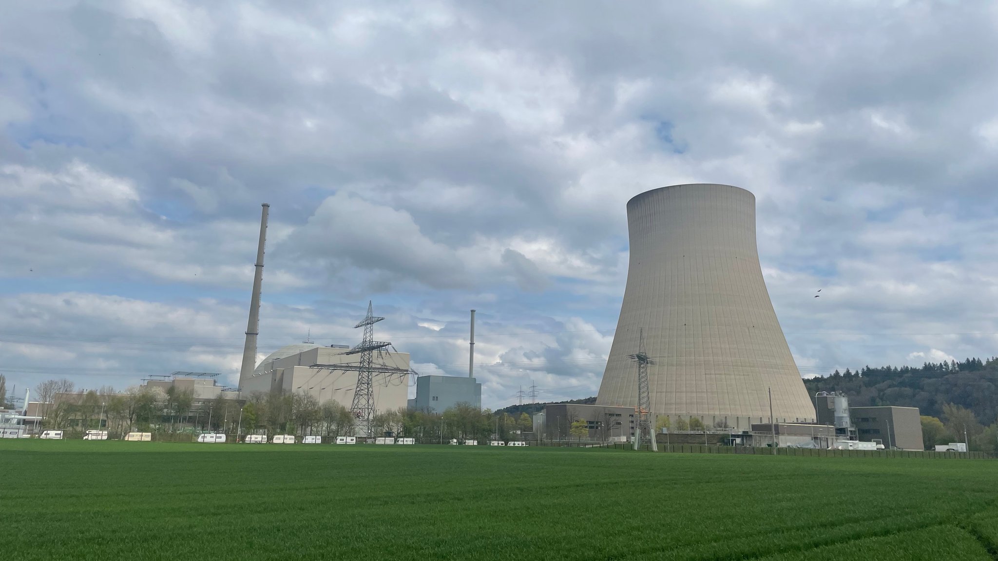 Das Atomkraftwerk Isar 2 bei Landshut wurde am 15. April 2023 vom Netz genommen. Nun ist der Kühlturm ohne Rauchwolke.